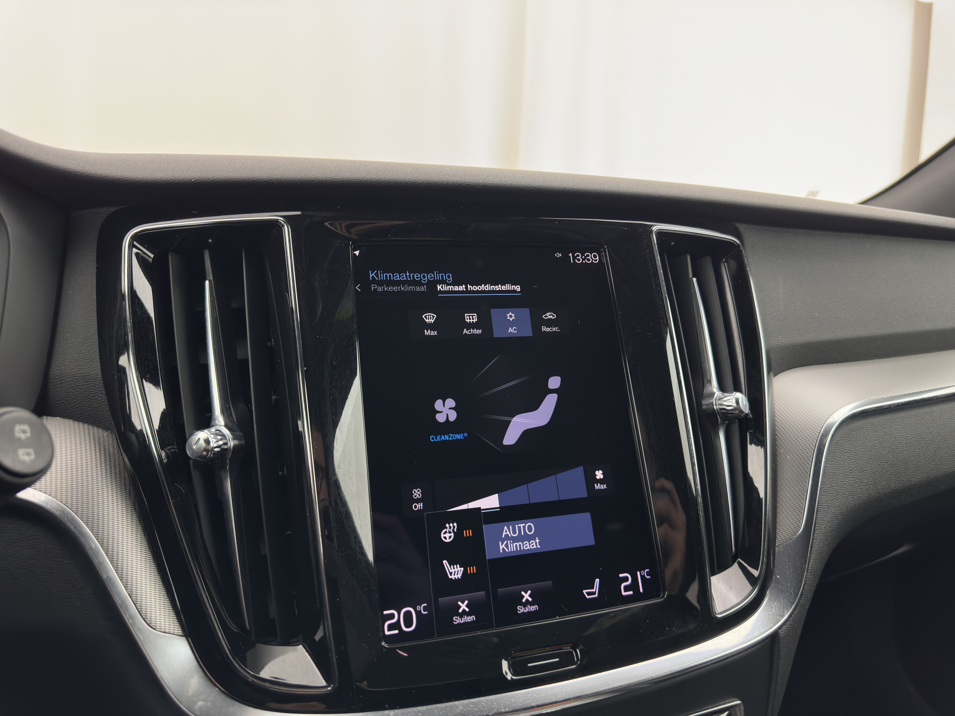 Volvo V60 2.0 B3 R-Design (INCL-BTW) *LEATHER-FABRIC | DIGI-COCKPIT | FULL-LED | MEMORY-PACK | HEATED-SPORTSEATS | LANE-ASSIST | NAVI-FULLMAP | CAMERA | DAB+ | PRIVACY-GLASS | ECC | PDC | TOWBAR | 19''ALU*