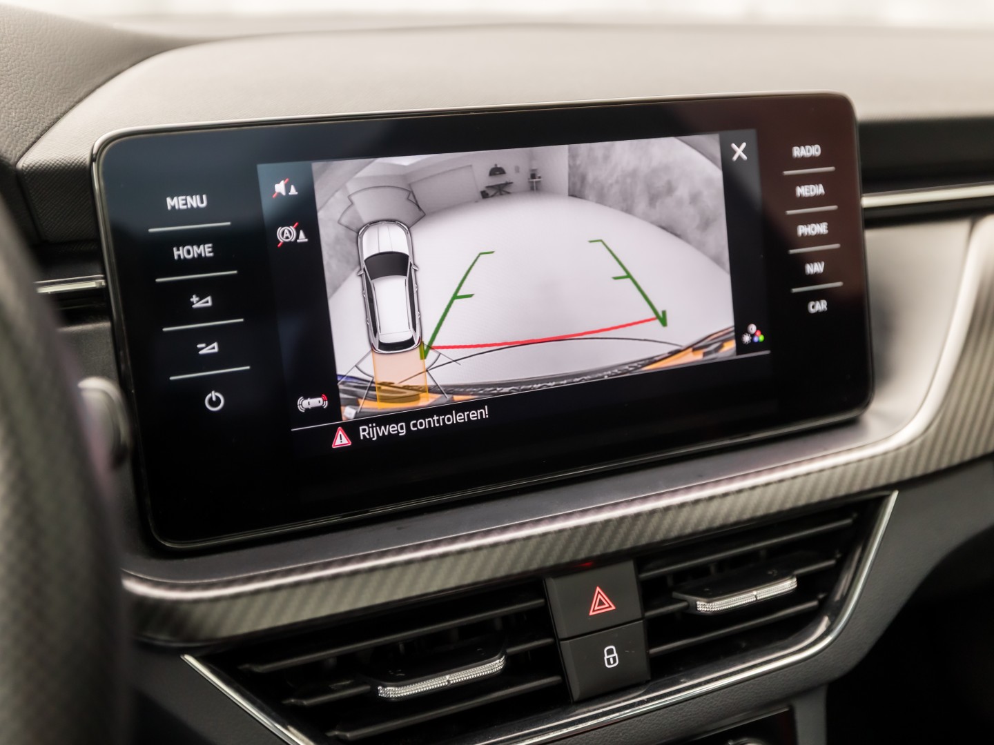Škoda Kamiq 1.0 TSI Monte Carlo Automaat (PANORAMADAK, VIRTUAL COCKPIT, KUIPSTOELEN, APPLE CARPLAY, CAMERA, GETINT GLAS, ADAPTIVE CRUISE, KEYLESS, NIEUWSTAAT)