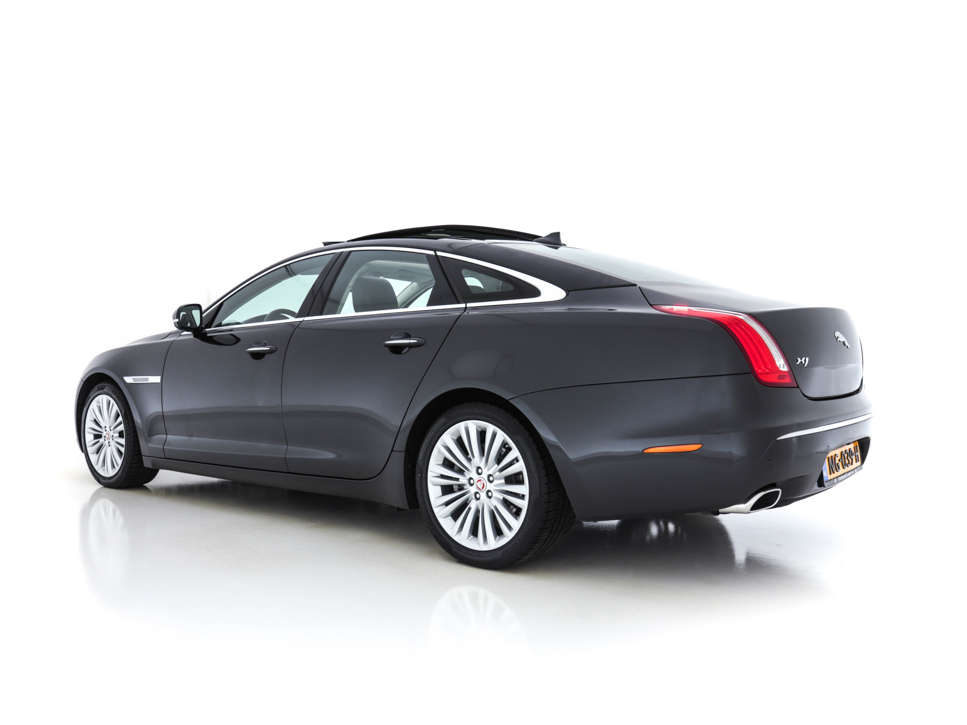 Jaguar XJ 3.0 V6D Portfolio Long (INCL-BTW) Aut. *PANO | LEATHER  | BI-XENON | MERIDIAN-AUDIO | MEMORY-PACK | KEYLESS | CAMERA | ECC | HEATED-COMFORTSEATS | PDC | NAVI-FULLMAP | SHIFT-PADDLES | CRUISE | 19"ALU*