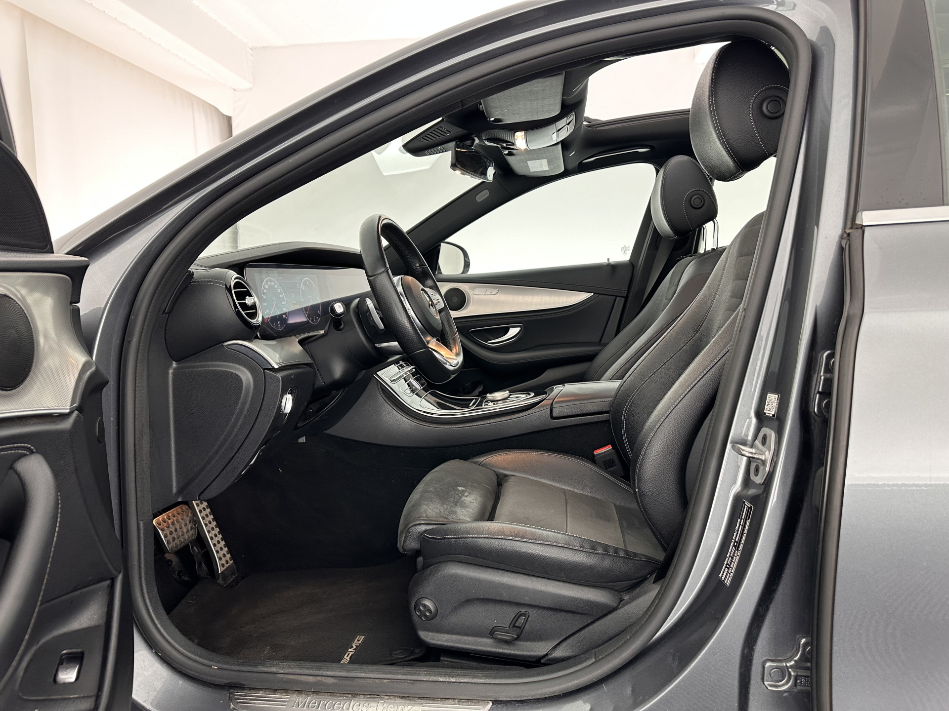 Mercedes-Benz E-klasse 220 d AMG-Line (INCL-BTW ) Aut. *PANO | FULL-LED | LEATHER-MICROFIBRE | WIDE-SCREEN-DIGI-COCKPIT | NAVI-FULLMAP | AMBIENT-LIGHT | HEATED-SPORTSEATS | ECC | SHIFT-PADLLES | PDC | CRUISE | 19"ALU*