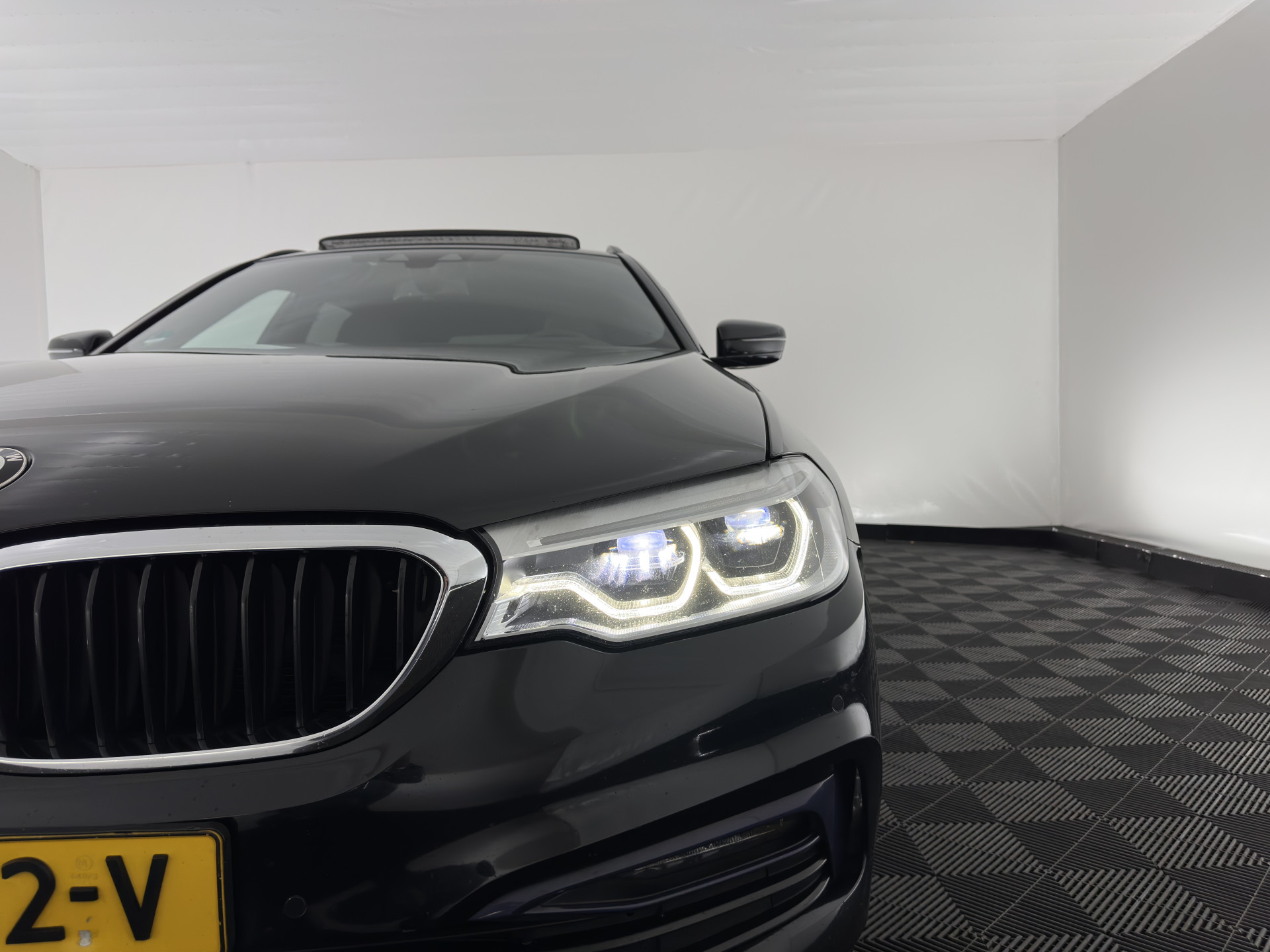 BMW 5-serie Touring 530d Sportline High Executive Aut. *PANO | LEATHER | FULL-LED | MEMORY-PACK | TOP-VIEW | HEATED-COMFORTSEATS | NAVI-FULLMAP | PRIVACY-GLASS | AMBIENT-LIGHT | ECC | CARPLAY | PDC | TOWBAR | SHIFT-PADDLES | 20"ALU*