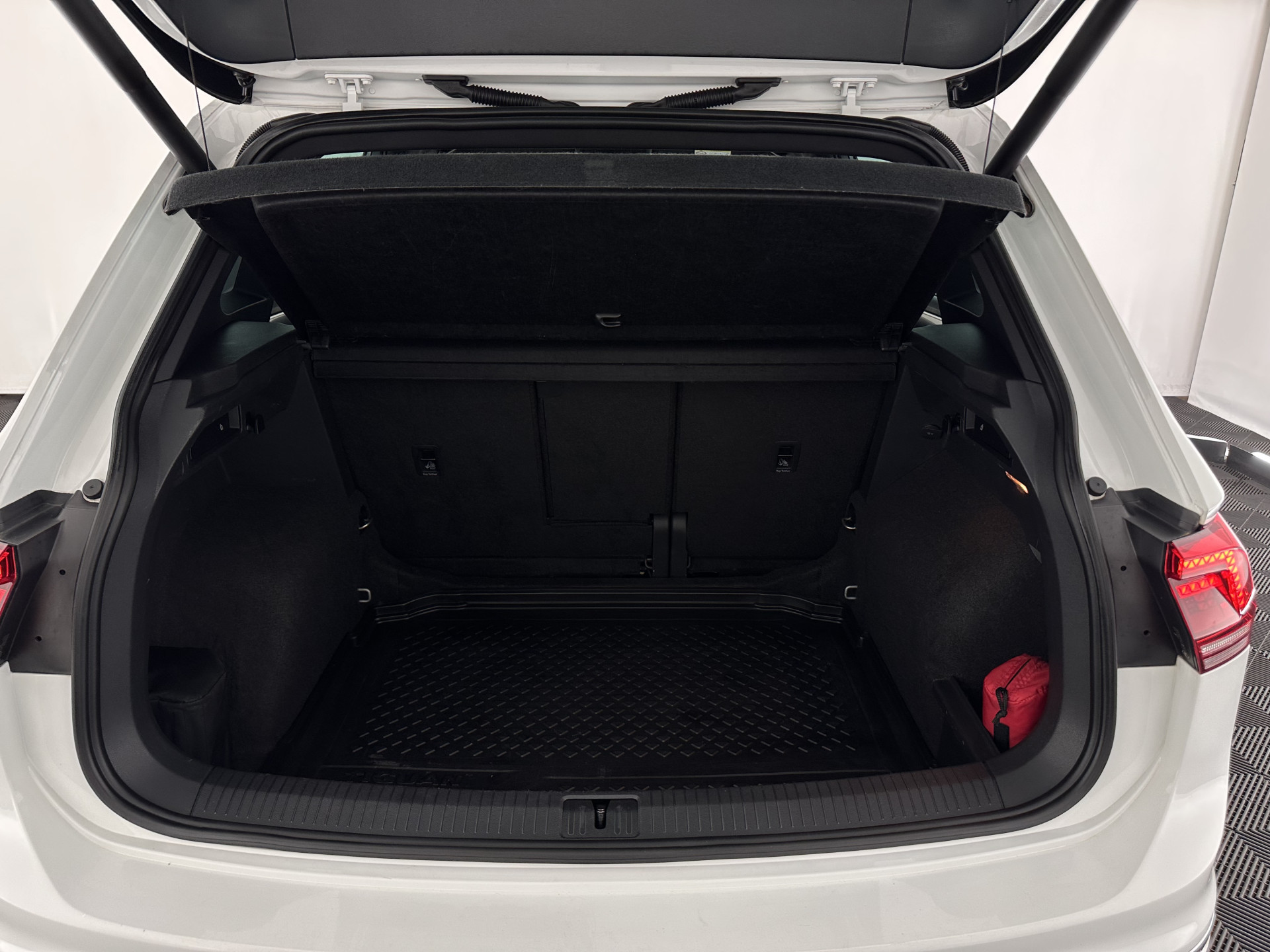 Volkswagen Tiguan 2.0 TSI 4Motion R-Line Highline Aut. *ADAPTIVE-CRUISE | LEATHER-MICROFIBRE | FULL-LED | NAVI-FULLMAP | HEATED-SPORTSEATS | CAMERA | SHIFTPADDLES | PRIVACYGLASS | CARPLAY | ECC | PDC | 20''ALU*