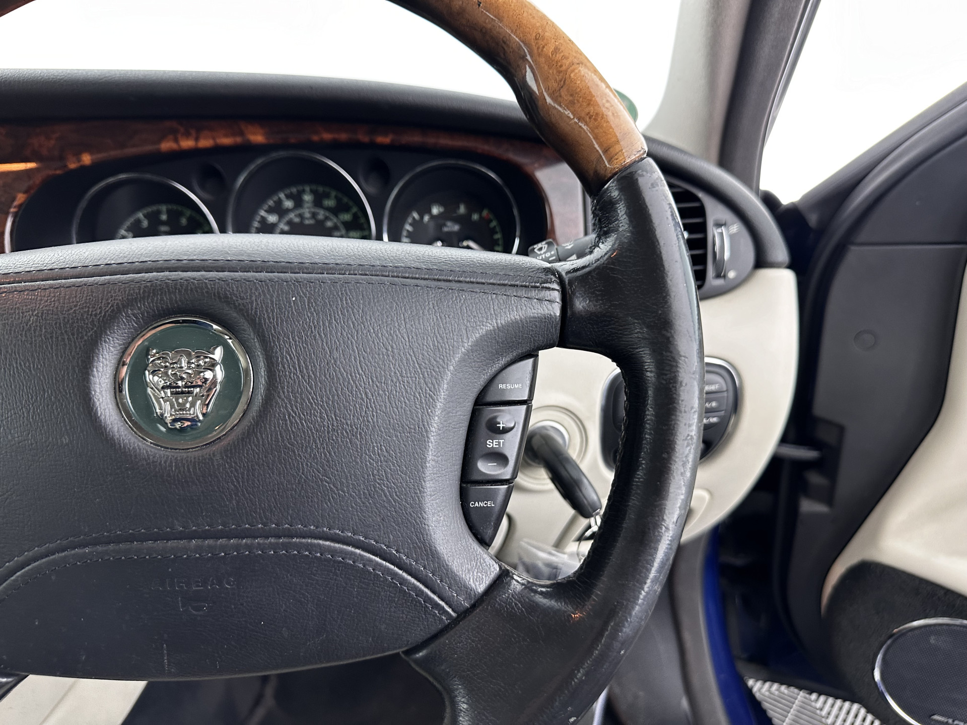 Jaguar XJ 3.5 V8 Executive [ Right-Hand-Drive ] Aut. *LEATHER | BI-XENON | ECC | WOODEN-INLAY | HEATED-COMFORTSEATS | MEMORY-PACK | JAGUAR-AUDIO | PDC | CRUISE | 18"ALU*