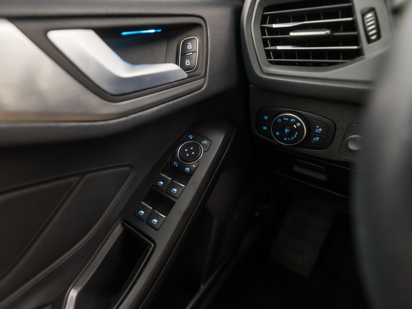 Ford Focus Wagon 1.0 EcoBoost Titanium Sport (APPLE CARPLAY, GROOT NAVI, STUUR/STOELVERWARMING, KEYLESS, SPORTSTOELEN, GETINT GLAS, LM VELGEN, CRUISE, NIEUWSTAAT)