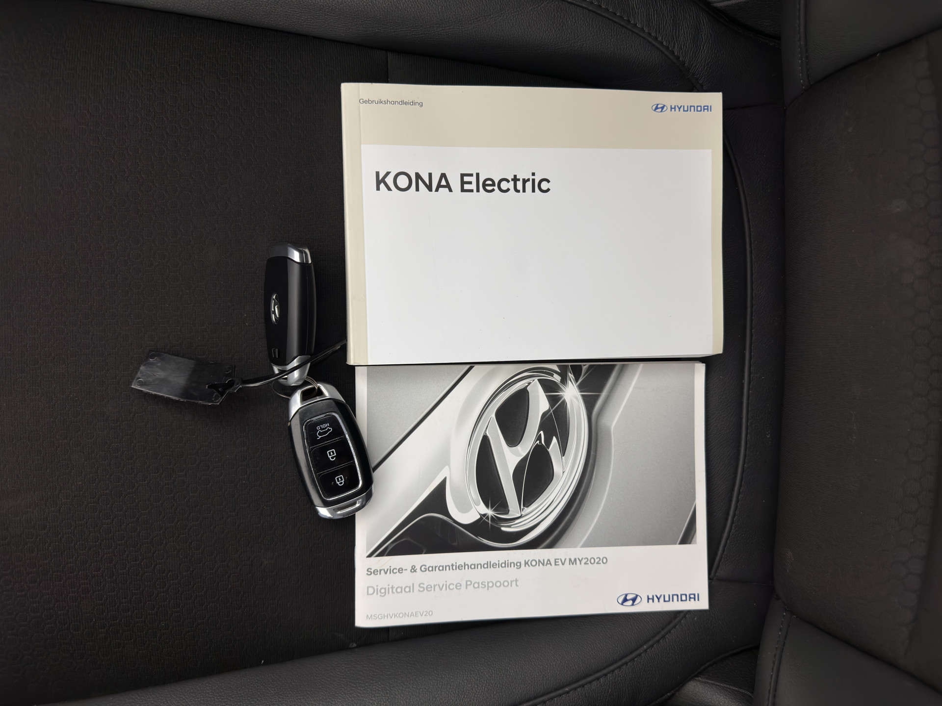 Hyundai Kona EV Fashion 64 kWh (3-Fase) {SOH-100%} (INCL-BTW)  Aut * HEATPUMP | NAVI-FULLMAP | LEATHER-FABRIC | KEYLESS | CAMERA | DAB | ECC | PDC | ADAPTIVE-CRUISE | LANE-ASSIST | HEATED SEATS | PRIVACY-GLASS | HEAD-UP | SHIFT-PADDLES | 17"A