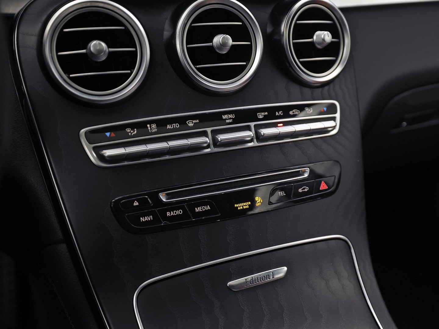Mercedes-Benz GLC 250 4MATIC Edition 1 AMG Sport 211Pk Automaat (SCHUIFDAK, LUCHTVERING, GROOT NAVI, HEAD-UP DISPLAY, MEMORY SEATS, 360 CAMERA, BURMESTER, STOELVERWARMING ACHTER, TREKHAAK WEGKLAPBAAR, NIEUWSTAAT)