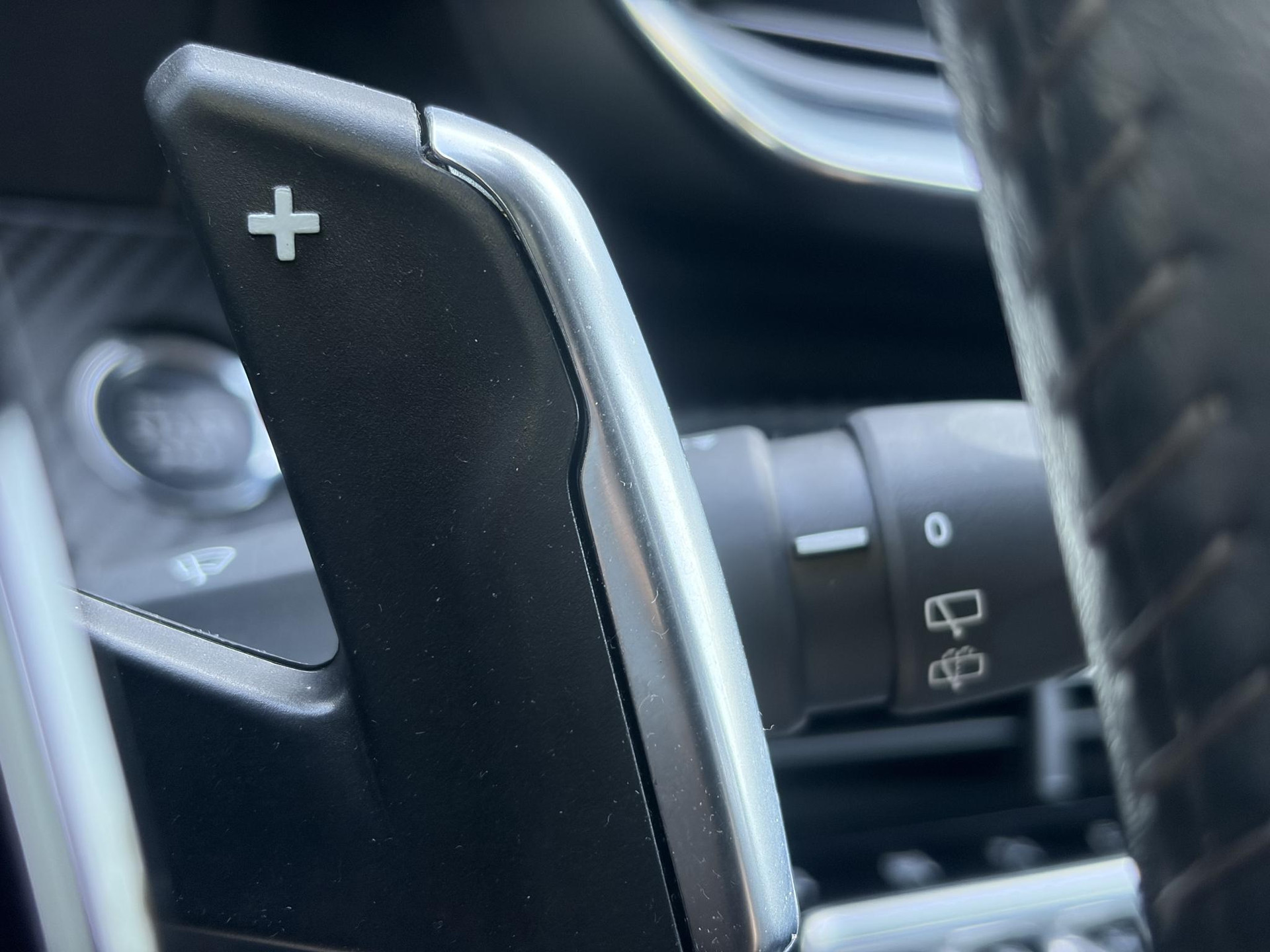 Peugeot 2008 1.2 PureTech Allure ✓Recent beurt gehad✓D-riem vv in 06-2025✓360° Camera✓Draadloze telefoonlader✓Carplay✓Keyless✓Automaat✓Trekhaak✓Halfleder✓Navi✓Clima✓Cruise✓131pk✓Lm velgen✓2e Eigenaar✓Pdc V+A✓Rijstrooksensor✓N.A.P✓Apk tot 04-2028