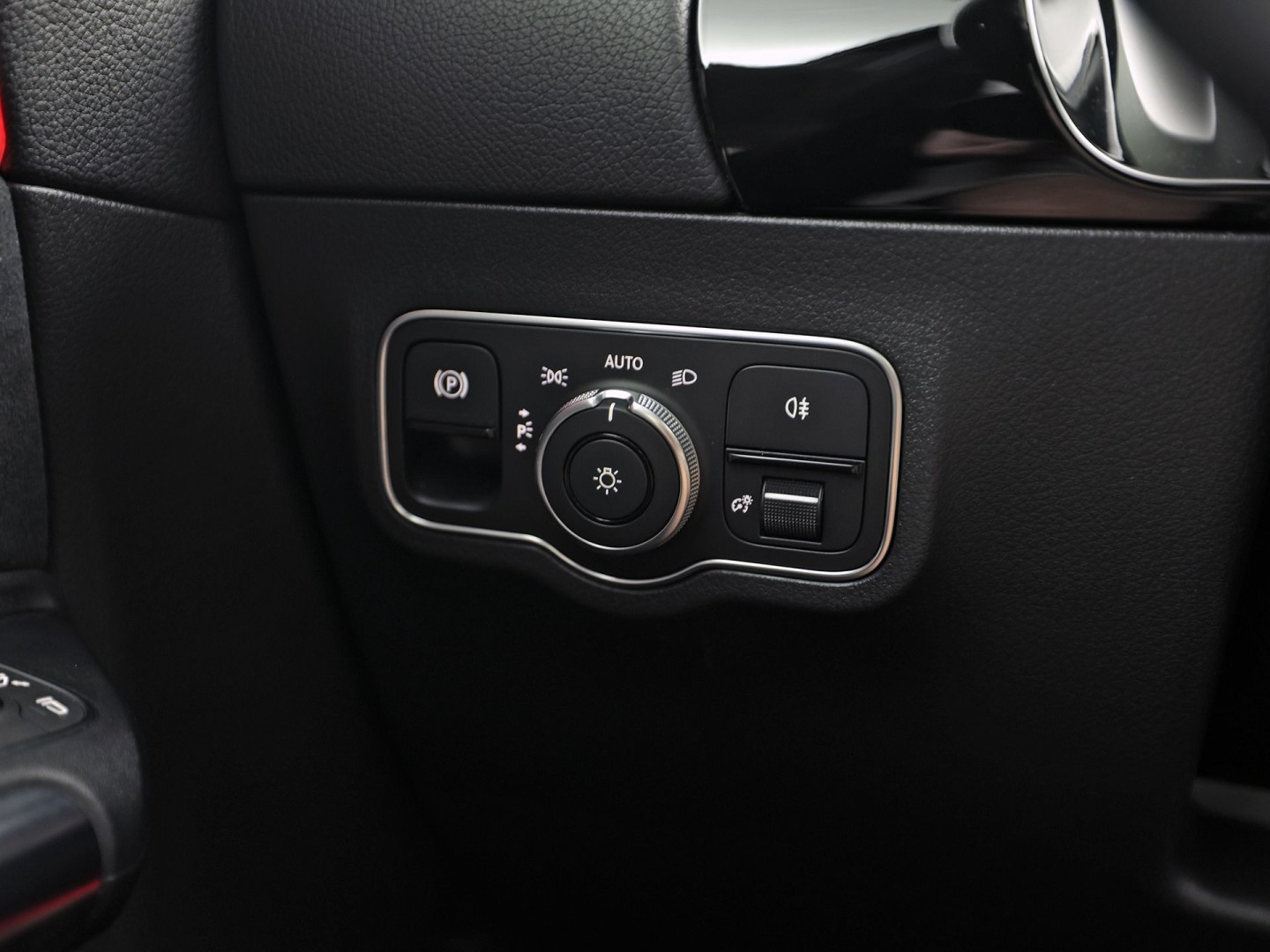 Mercedes-Benz GLA 200 AMG Sport 163Pk Automaat (PANORAMADAK, GROOT NAVI, SFEERVERLICHTING, CAMERA, SPORTSTOELEN, STOELVERWARMING, GETINT GLAS, NIEUWSTAAT)