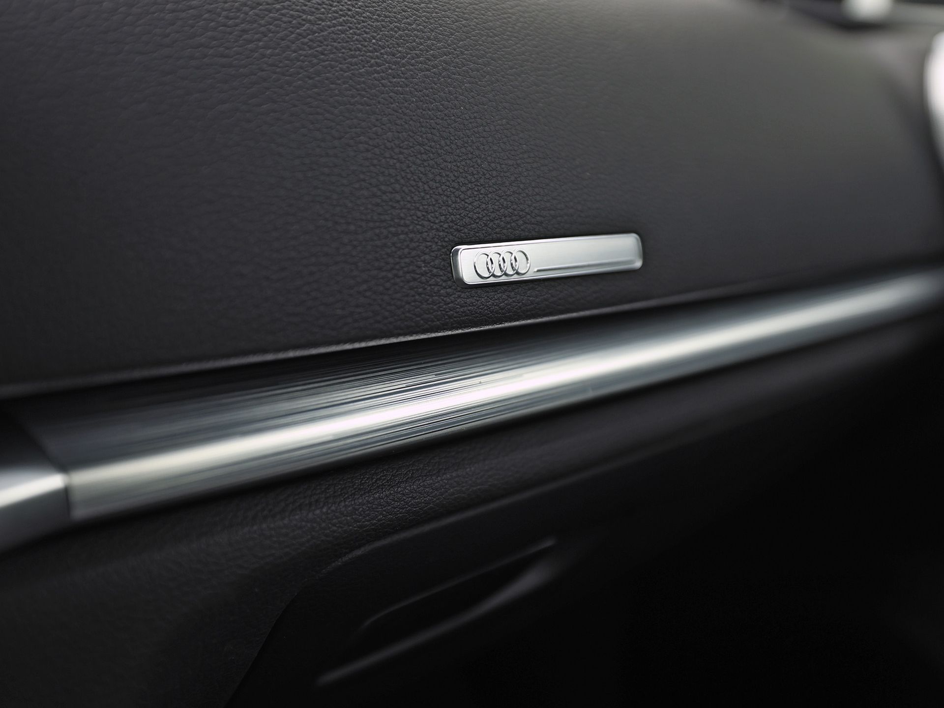 Mercedes-Benz C-Klasse 180 AMG Sport Automaat (GROOT NAVI, LEDER, STOELVERWARMING, GETINT GLAS, SPORTSTOELEN, CRUISE, NIEUWE APK, NIEUWSTAAT)