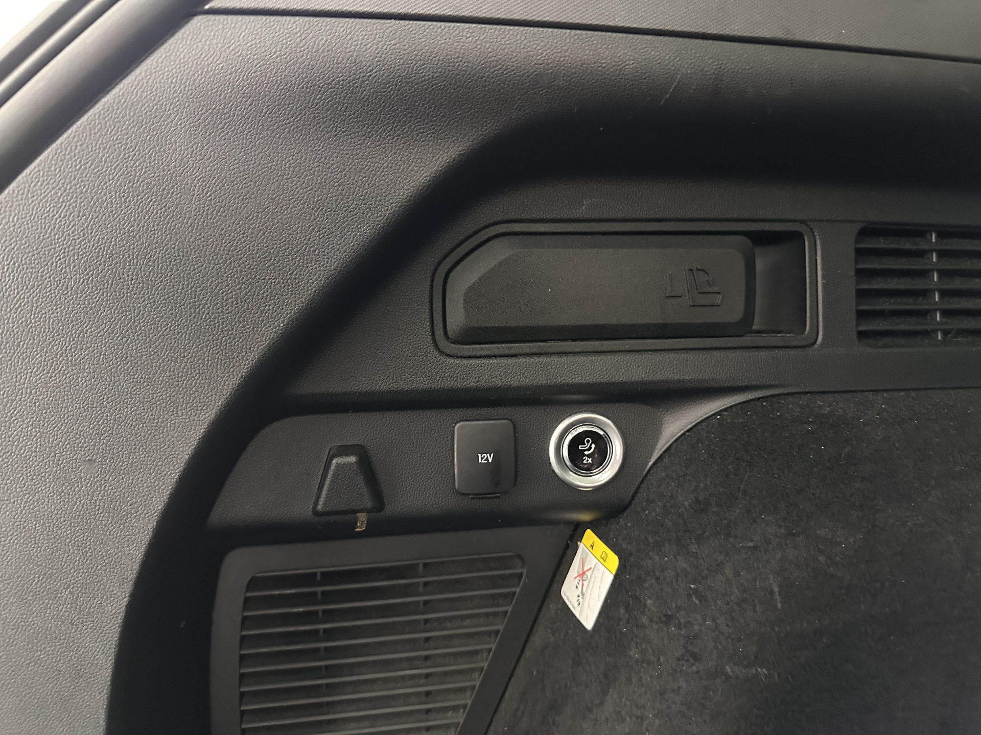 Ford Kuga 2.5 PHEV Vignale (Plug-In) (INCL-BTW) Aut. *HEAD-UP | LEATHER | DIGI-COCKPIT | FULL-LED | KEYLESS | DAB | CARPLAY | NAVI-FULLMAP | MEMORY-PACK | HEATED-COMFORTSEATS | PRIVACYGLASS | TOWBAR | 18''ALU*