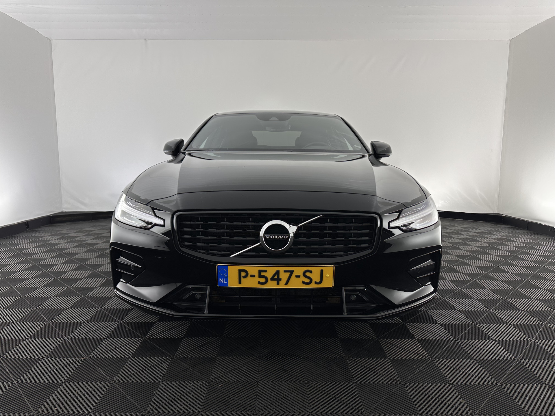 Volvo S60 2.0 B3 R-Design Black Edition (INCL-BTW) Aut. *FULL-LED | LEATHER | HEATED-R-SPORTSEATS | HARMAN/KARDON | MEMORY-PACK | CAMERA | NAVI-FULLMAP | ECC | PRIVACYGLASS | PDC | CRUISE | LANE-ASIST | DAB | DIGI-COCKPIT | TOWBAR