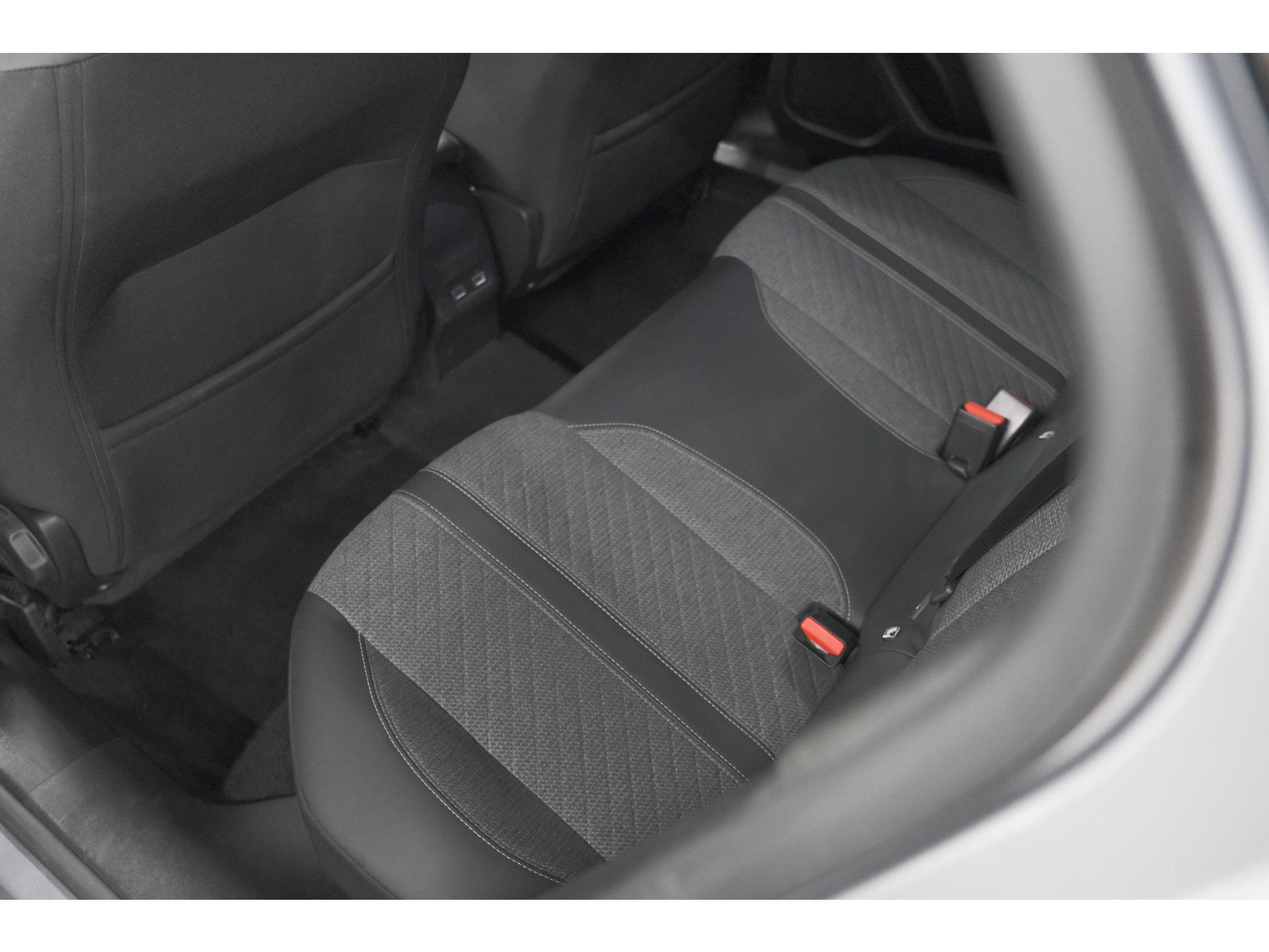 Peugeot 2008 Hybrid 136 e-DCS6 Allure | 360 Camera | Adaptieve Cruise Control | Dodehoekdetectie | Navigatie