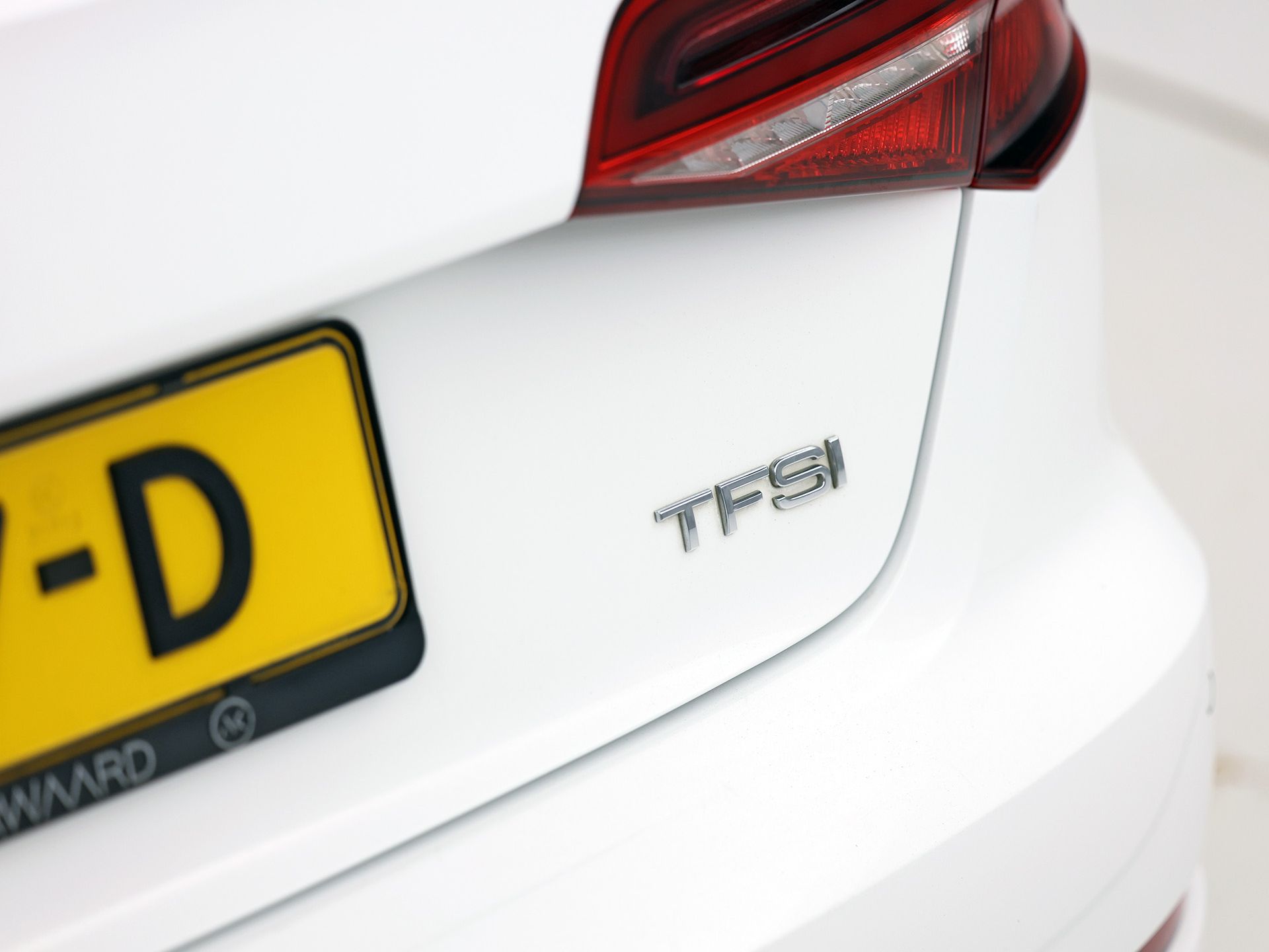 Audi A3 Sportback 1.0 TFSI Sport (GROOT NAVI, DYNAMISCHE KNIPPERLICHTEN, PARKEERSENSOREN, SPORTSTOELEN, CRUISE, LM VELGEN, BLUETOOTH, NIEUWSTAAT)