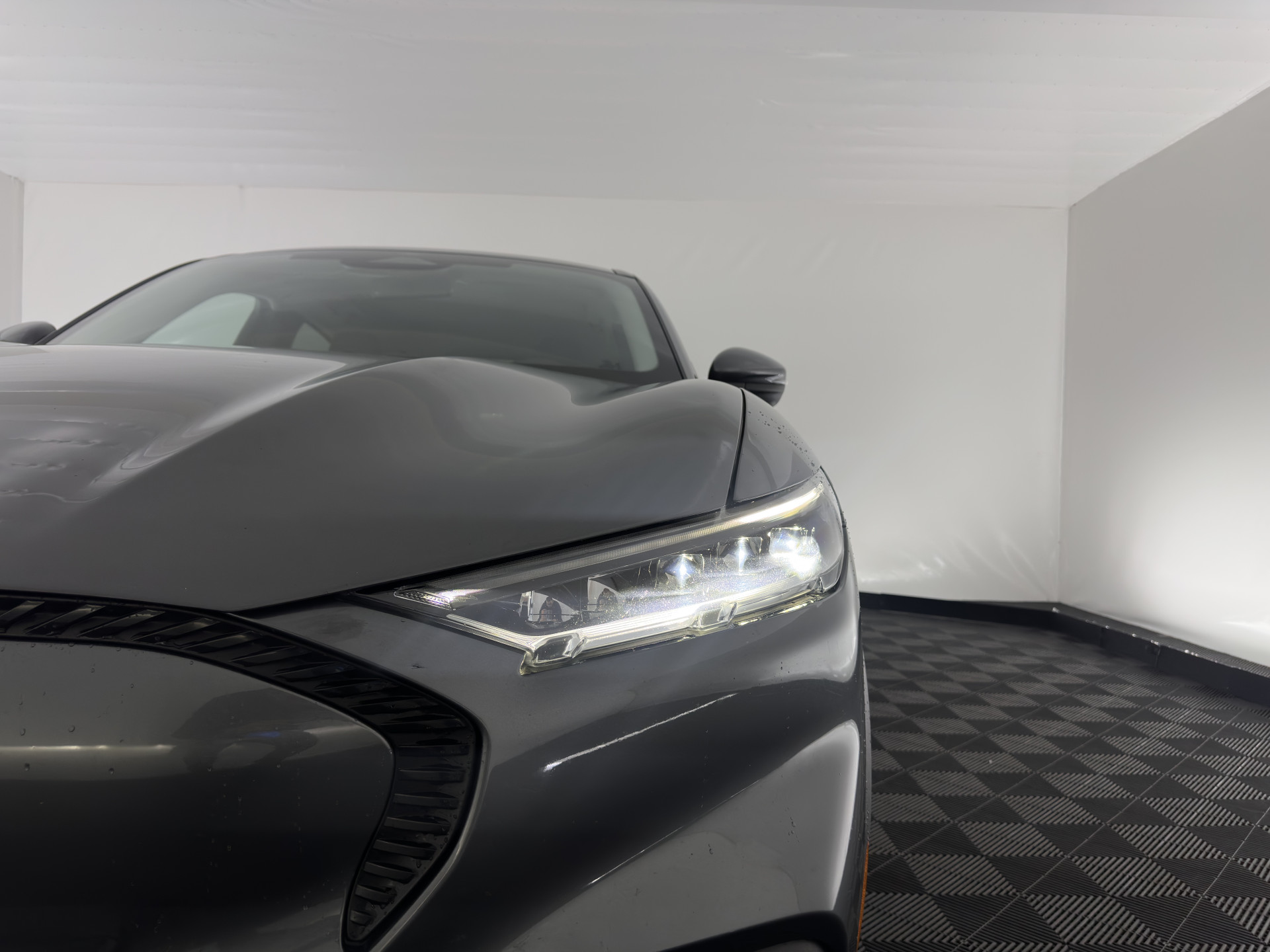 Ford Mustang Mach-E RWD 75 kWh (3-Fase) {SOH-93%} (INCL-BTW) Aut. *LEATHER | FULL-LED | DAB+ | DIGI-COCKPIT | KEYLESS | NAVI-FULLMAP | TOPVIEW | LANE-ASSIST | BLINDSPOT | CARPLAY | HEATED-COMFORTSEATS | PRIVACY-GLASS |TOWBAR | 18"ALU*