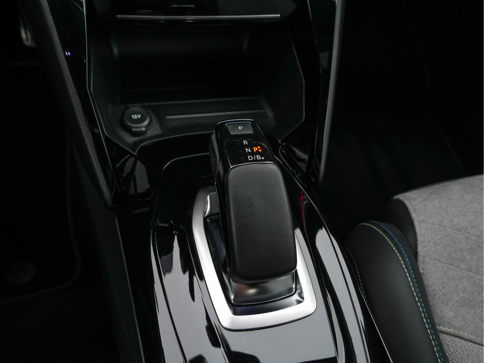 Peugeot e-208 EV GT-Line 350 50 kWh [ 3-Fase ] {SOH-90%} (INCL-BTW) *FULL-LED | DIGI-COCKPIT | BLINDSPOT | CAMERA | LEATHER-ALCANTARA | NAVI-FULLMAP | LANE-ASSIST | KEYLESS | DAB | CCS-FASTLOADER | HEATED-SPORTSEATS | AMBIENT-LIGHT | 17"ALU*