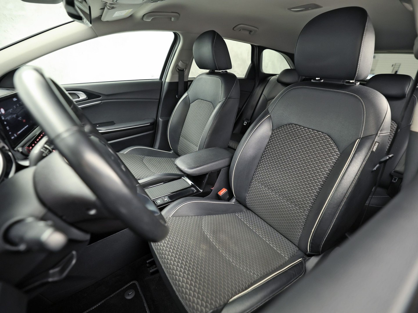Kia Ceed 1.0 T-GDi DynamicPlusLine (APPLE CARPLAY, GROOT NAVI, STUUR/STOELVERWARMING, CAMERA, SPORTSTOELEN, TREKHAAK, GETINT GLAS, KEYLESS, NIEUWSTAAT)