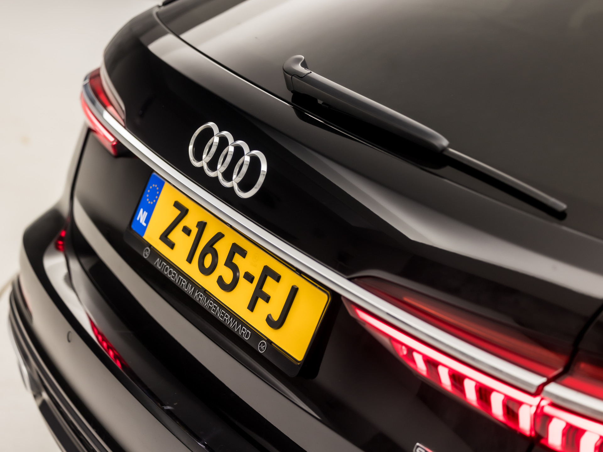 Audi A6 Avant 55 TFSI e quattro S-Line Competition 368Pk Automaat (2X S-LINE, APPLE CARPLAY, SPORTZETELS, NAPPA LEDER, MEMORY SEATS, CAMERA, ADAPTIVE CRUISE, ELEK ACHTERKLEP, STOELVERWARMING ACHTER, NIEUWSTAAT)