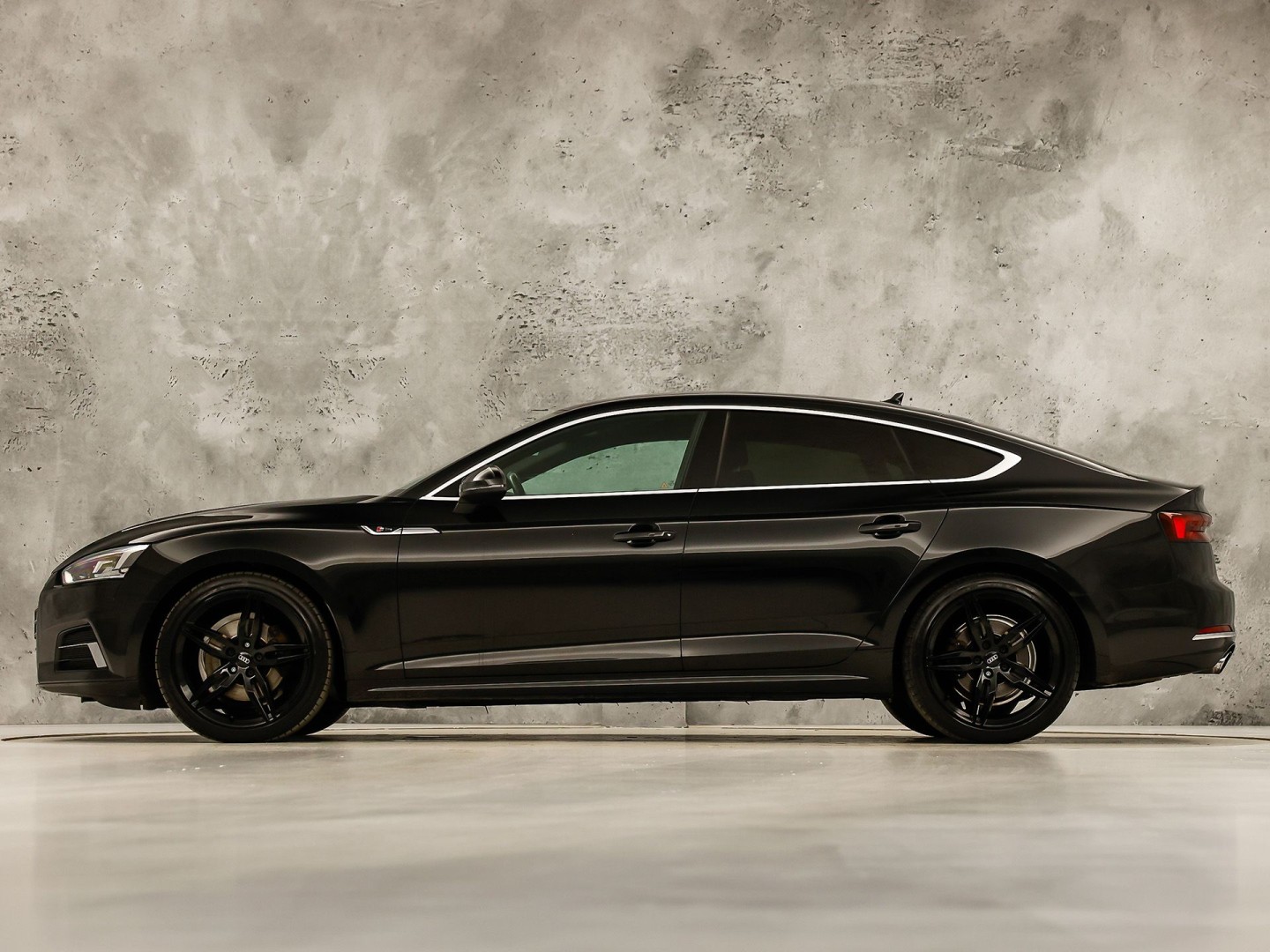 Audi A5 Sportback 2.0 TFSI S-Line Sport 190Pk Automaat (2X S-LINE, VIRTUAL COCKPIT, GROOT NAVI, PLAT SPORTSTUUR, LEDER, STOELVERWARMING, SPORTSTOELEN, GETINT GLAS, PARKEERSENSOREN, NIEUWSTAAT)