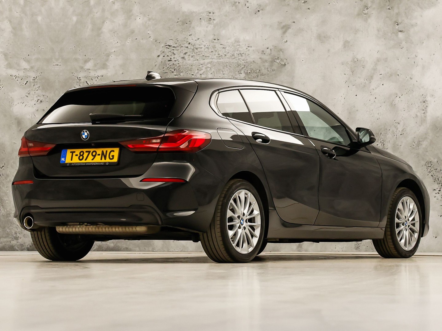 BMW 1 Serie 118i Sport Automaat (APPLE CARPLAY, DEALER ONDERHOUDEN, GROOT NAVI, CAMERA, STUUR/STOELVERWARMING, SPORTSTOELEN, TREKHAAK, GETINT GLAS, ELEK ACHTERKLEP, NIEUWSTAAT)