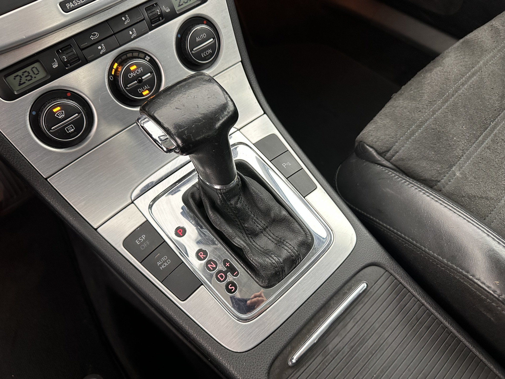 Volkswagen Passat 2.0 FSI Highline Aut. *NAVI-FULLMAP | LEATHER-ALCANTARA | SPORT-SEATS | ECC | HEATED-SEATS | PDC | CRUISE*