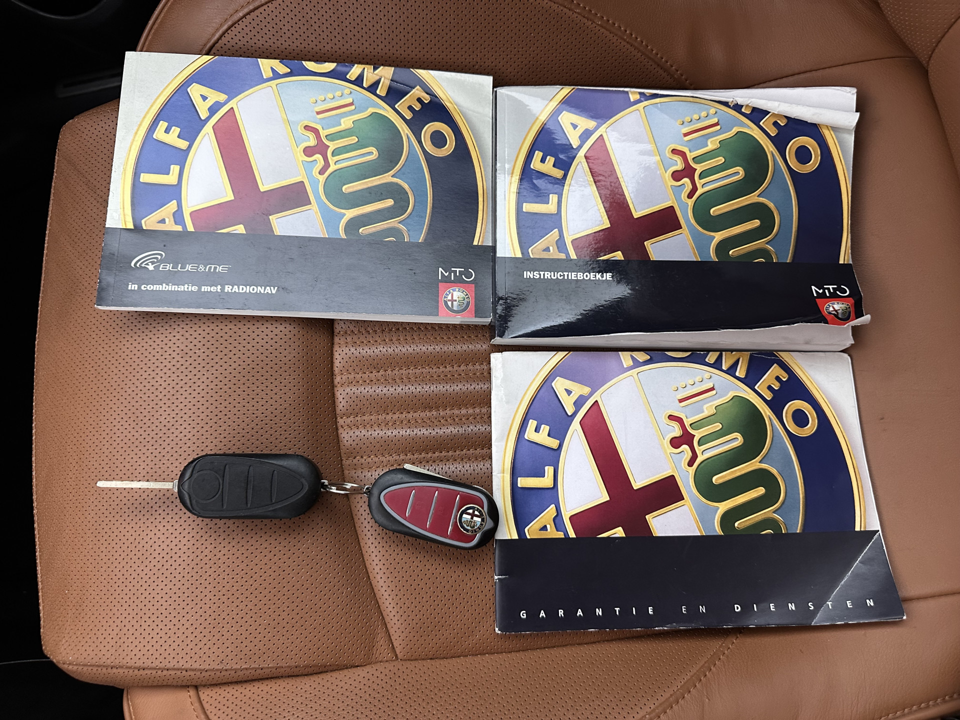 Alfa Romeo MiTo 1.3 JTDM ECO DISTINCTIVE *LEATHER | NAVI-FULLMAP | SPORTSEATS | ECC | RED-BRAKECALIPERS | CARBON-INLAY | PDC | CRUISE | 17''ALU*