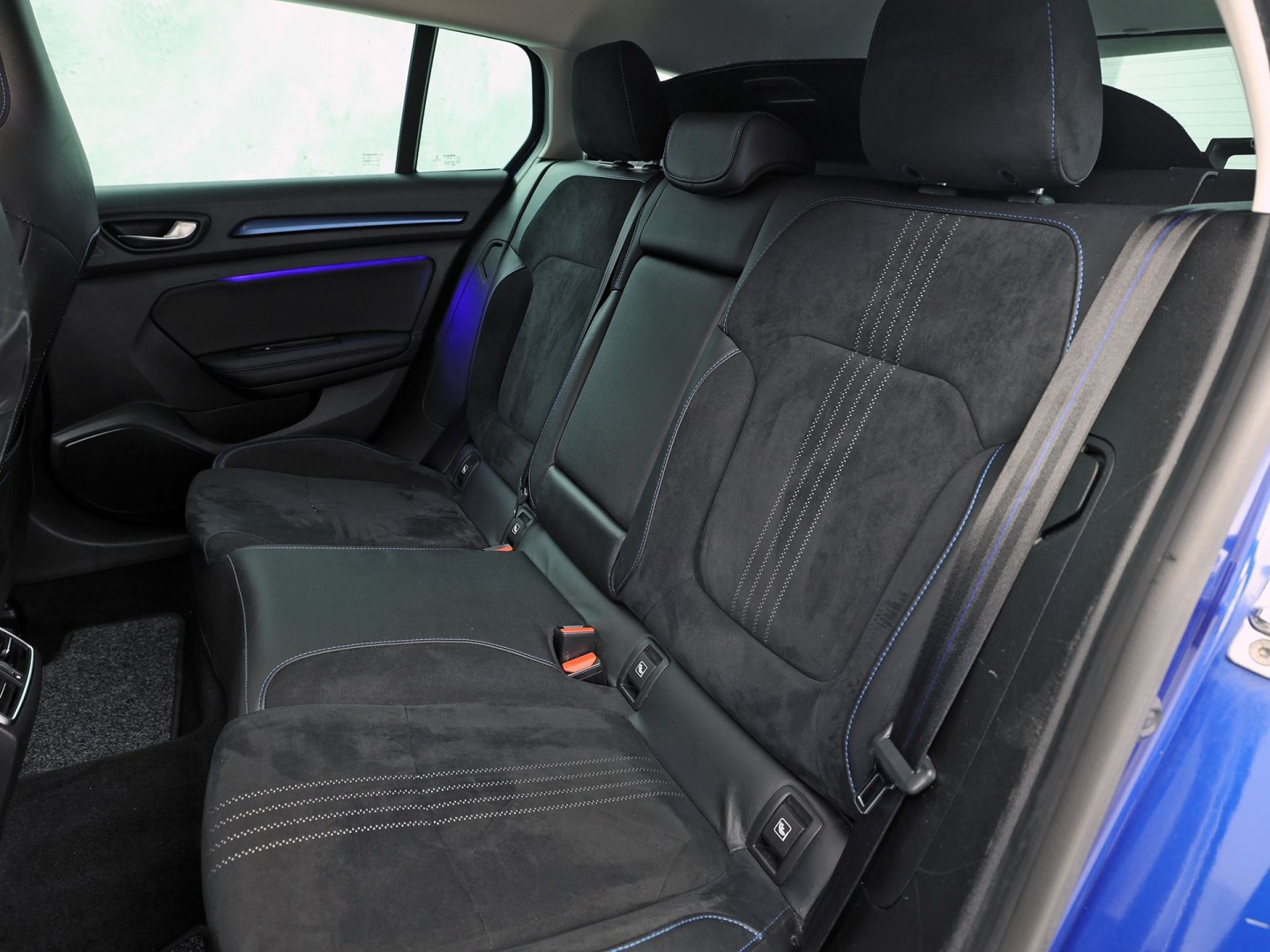 Renault Mégane Estate 1.6 TCe GT 205Pk Automaat (VIRTUAL COCKPIT, GROOT NAVI, KUIPSTOELEN, HEAD-UP DISPLAY, CAMERA, ADAPTIVE CRUISE, BOSE, STOELVERWARMING, NIEUWSTAAT)