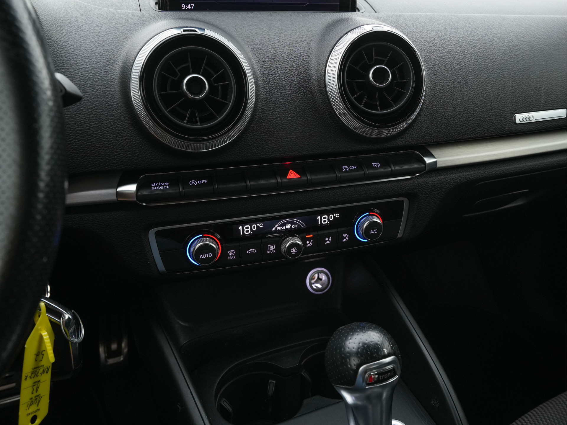 Audi A3 Sportback 1.5 TFSI CoD S-Line-Sportpack Edition Aut. *FULL-LED | LEATHER-FABRIC | NAVI-FULLMAP | SPORT-SEATS | AUDI-SOUND | ECC | PDC | PRIVACY-GLASS | CRUISE | 18''ALU*