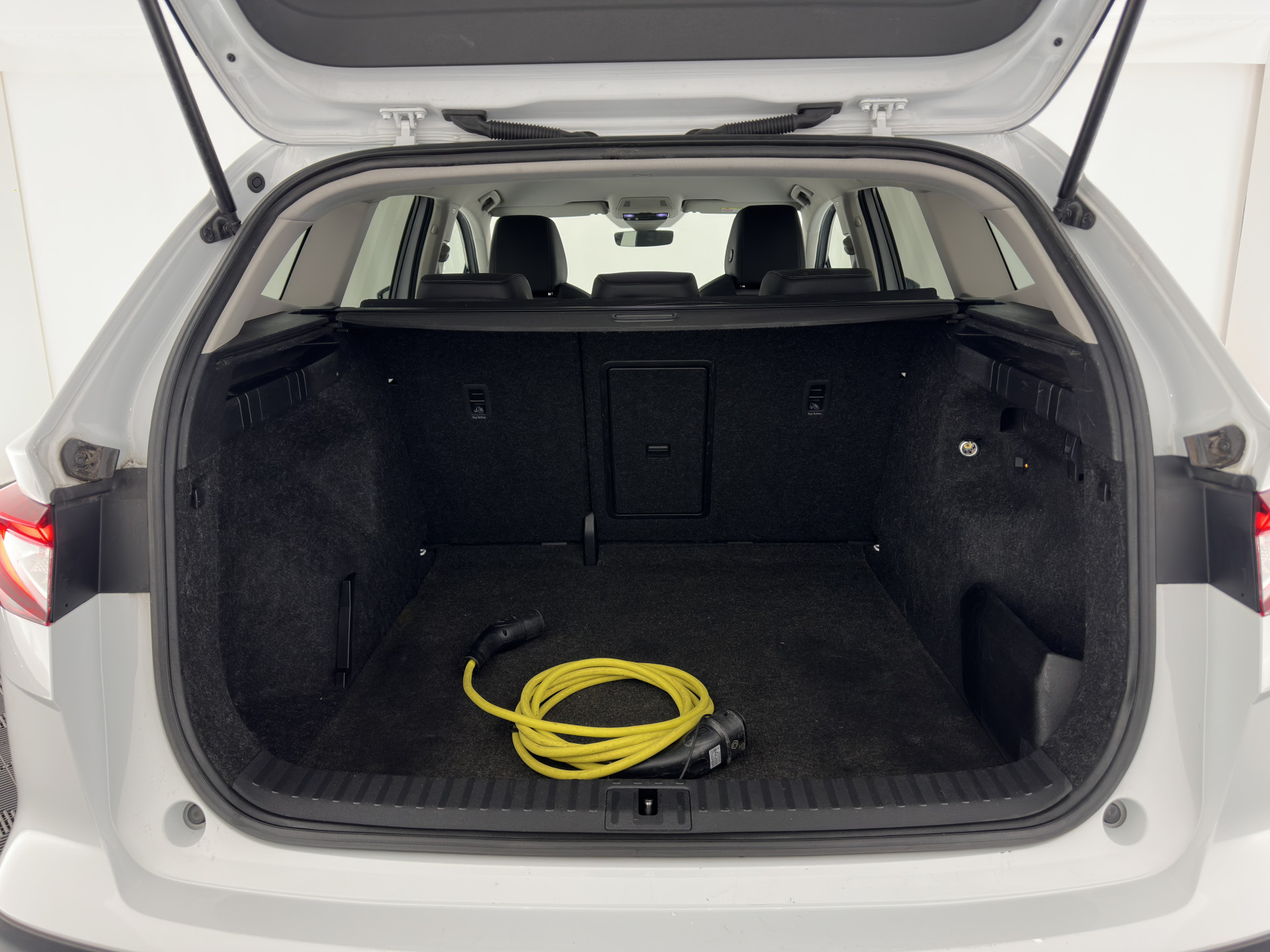 ŠKODA Enyaq iV 80 {SOH-90%} [ 3-Fase ] (INCL-BTW) *LEATHER-FABRIC | FULL-LED | DIGI-COCKPIT | CAMERA | KEYLESS | NAVI-FULLMAP | AMBIENT-LIGHT | ECC | HEATED-COMFORTSEATS | DAB+ | PDC | CRUISE | CARPLAY | TOWBAR | 19"ALU*