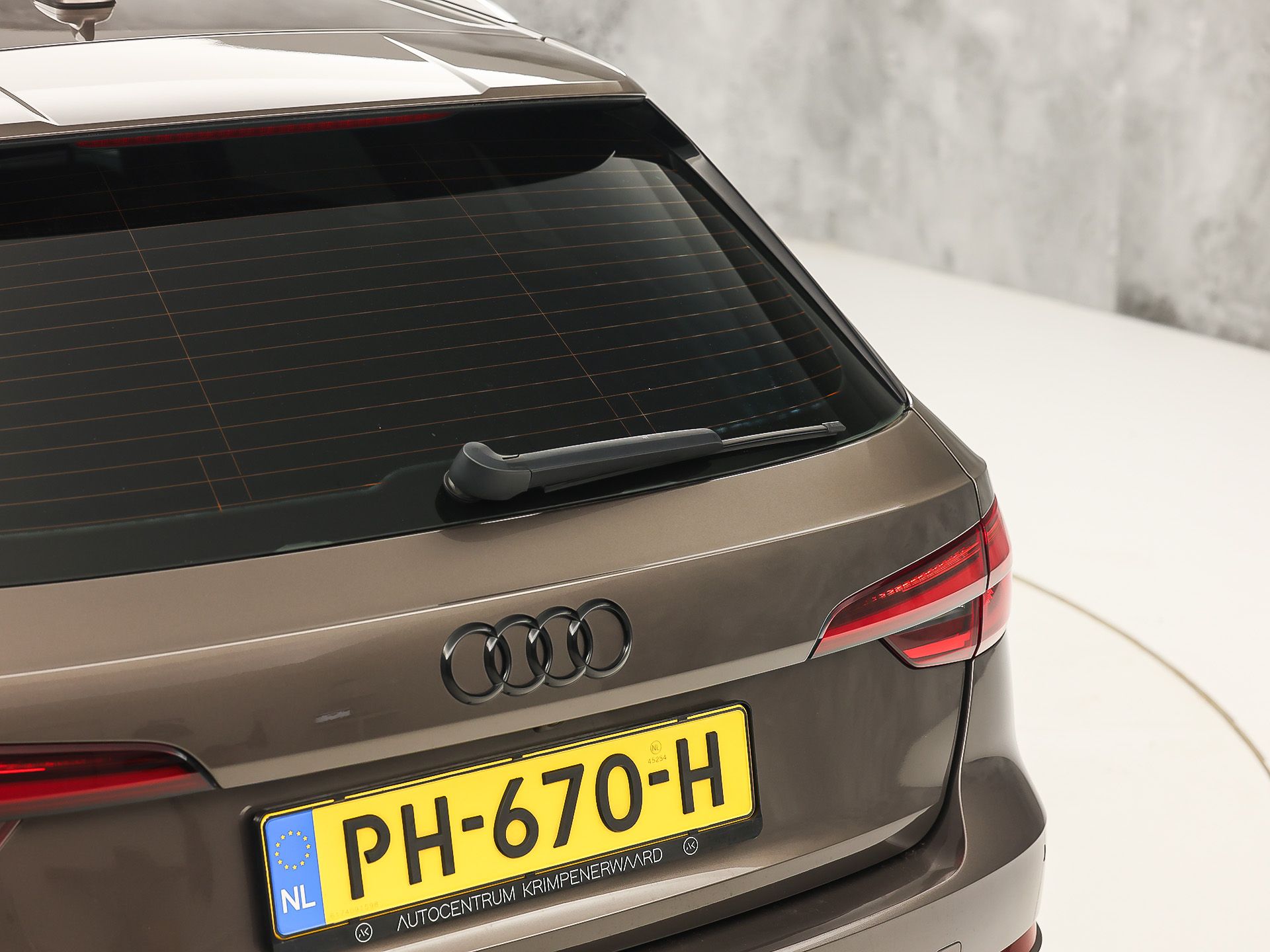 Audi A4 Avant 2.0 TFSI S-Line Sport 190Pk Automaat (NAVIGATIE, SFEERVERLICHTING, PLAT S-LINE SPORTSTUUR, GETINT GLAS, SPORTSTOELEN, CAMERA, TREKHAAK, NIEUWE APK, NIEUWSTAAT)