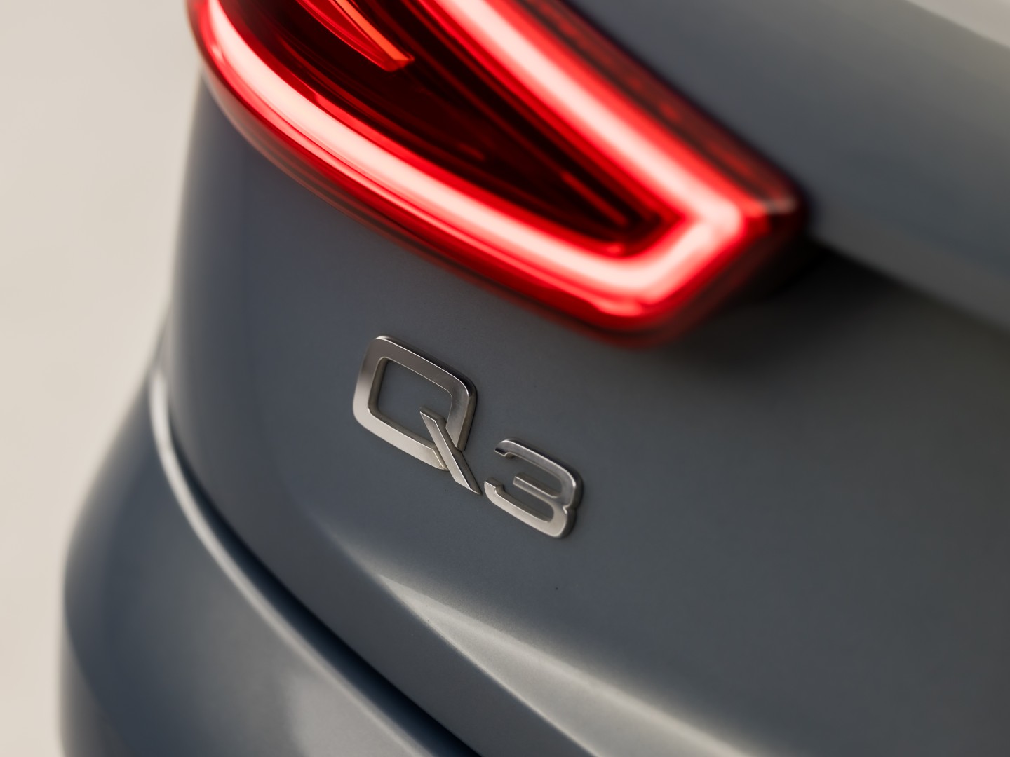 Audi Q3 2.0 TFSI Quattro Sport 211Pk Automaat (NAVIGATIE, CLIMATE, ZWART HEMEL, BRUIN LEDER, SPORTSTOELEN, CRUISE, PARKEERSENSOREN, XENON, NIEUWSTAAT)