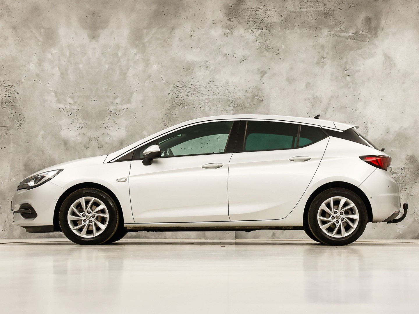 Opel Astra 1.2 Elegance (DIGITALE COCKPIT, APPLE CARPLAY, GROOT NAVI, CAMERA, CLIMATE, STUUR/STOELVERWARMING, SPORTSTOELEN, GETINT GLAS, TREKHAAK, ADAPTIVE CRUISE, NIEUWSTAAT)