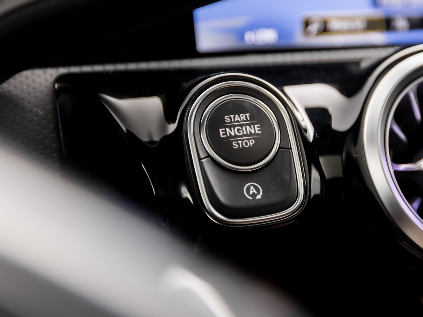 Mercedes-Benz A-Klasse 250 AMG Sport 224Pk Automaat (PANORAMADAK, MEMORY SEATS, 360 CAMERA, BURMESTER, GROOT NAVI, SFEERVERLICHTING, WIDESCREEN, ADAPTIVE CRUISE, NIEUWSTAAT)