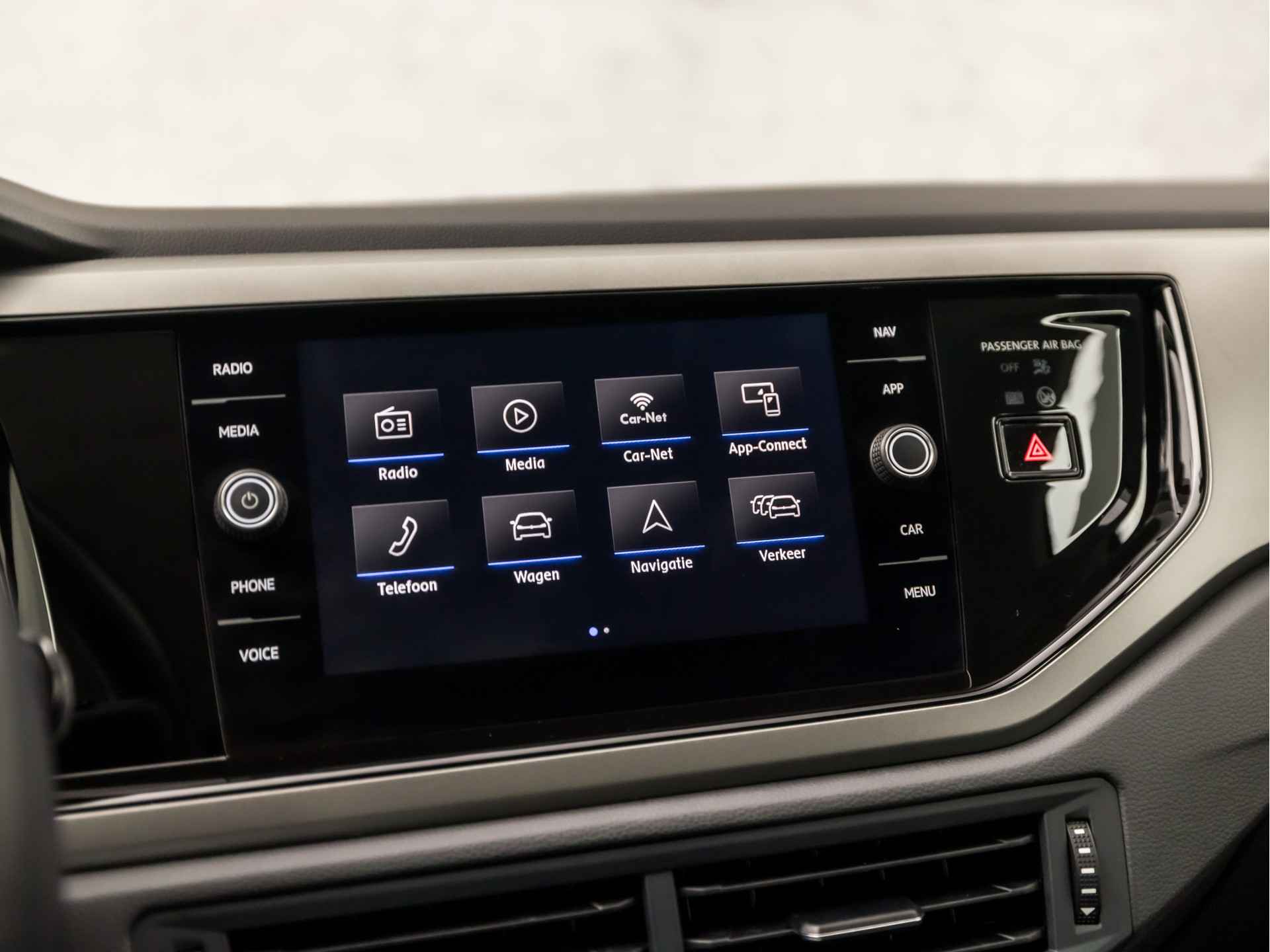 Volkswagen Polo 1.0 TSI Sportline (APPLE CARPLAY, GROOT NAVI, CLIMATE, CAMERA, SPORTSTOELEN, LM VELGEN, ADAPTIVE CRUISE, MODE KNOP, PARKEER ASSISTENT, PARKEERSENSOREN, NIEUWSTAAT)