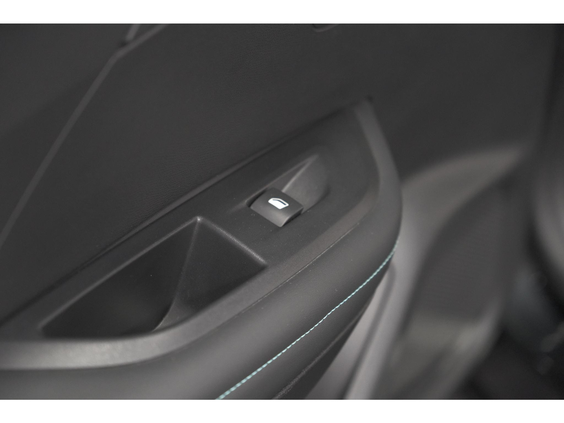 Peugeot 2008 PureTech Allure Pack | Navigatie | Parkeersensoren | Apple Carplay