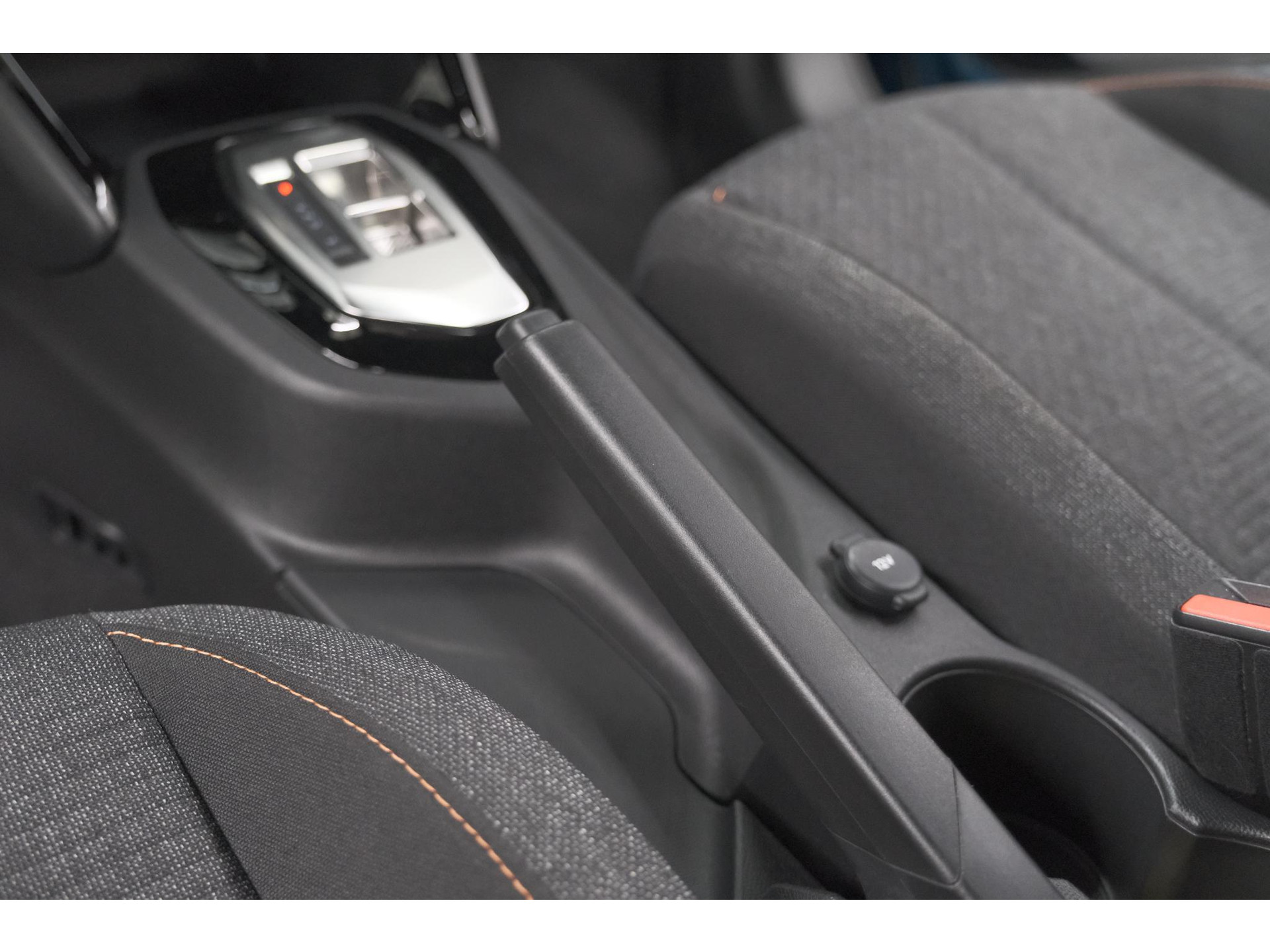 Peugeot 2008 Hybrid 136 e-DCS6 Style | Apple Carplay | Parkeersensoren | Climate control