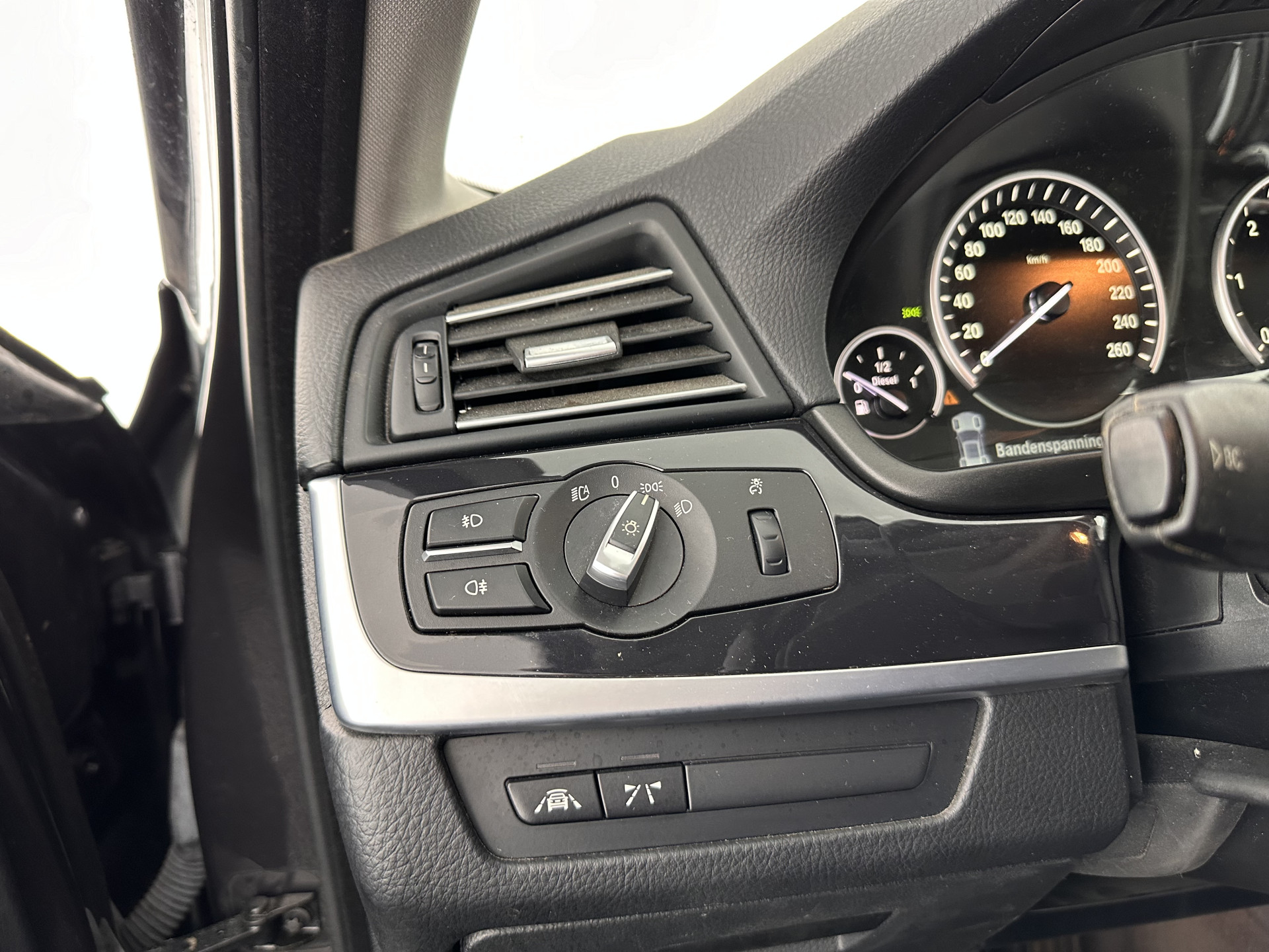 BMW 5-serie Touring 518d Executive Aut. *NAVI-FULLMAP | BI-XENON | CARPLAY |  LANE-ASSIST | TOWBAR | ECC | PDC | CRUISE | COMFORT-SEATS | AMBIENT-LIGHT | 17''ALU*