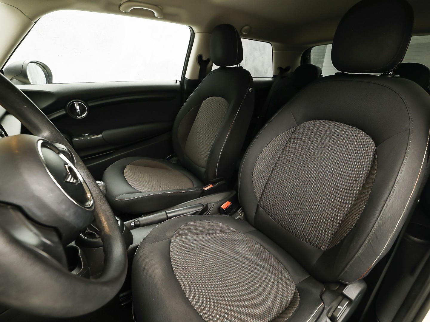 MINI One 1.2 One Sport (AIRCO, STOELVERWARMING, BLUETOOTH, SPORTSTOELEN, GETINT GLAS, ELEK RAMEN, NIEUWSTAAT)