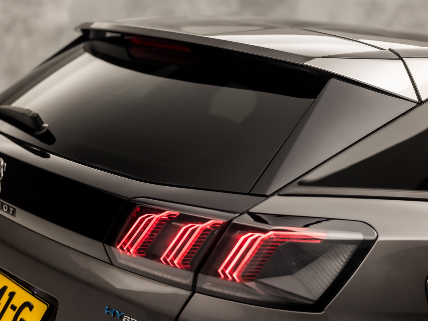 Peugeot 3008 1.6 HYbrid 225 Allure Sport 225Pk Automaat (APPLE CARPLAY, GROOT NAVI, 360 CAMERA, LEDER, KEYLESS, SPORTSTOELEN, GETINT GLAS, LANE ASSIST, NIEUWSTAAT)