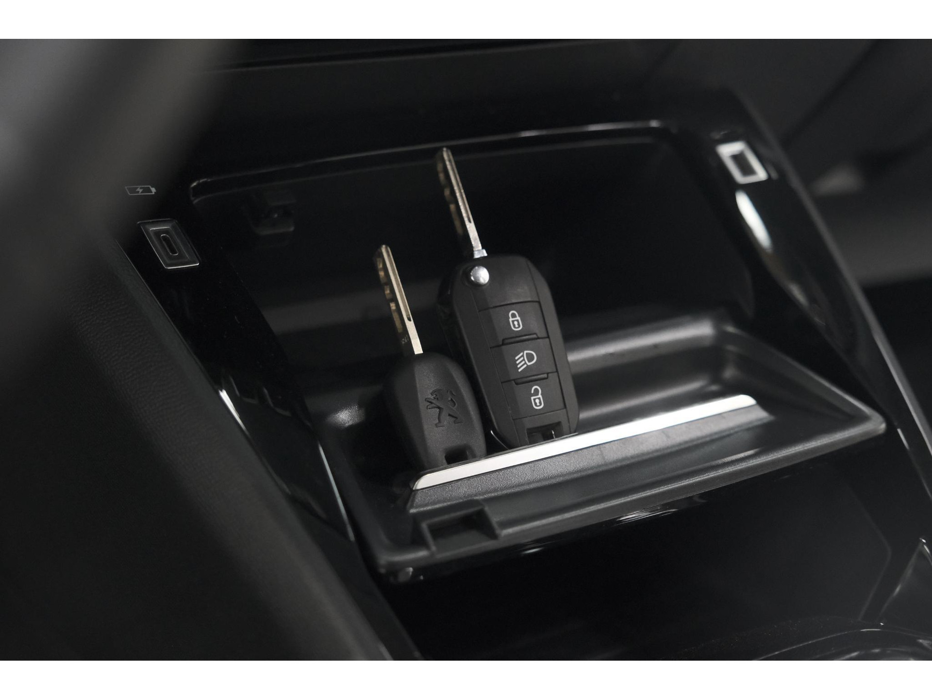 Peugeot 208 PureTech 100 EAT8 Allure Pack | Camera | Apple Carplay | Parkeersensoren | Stoelverwarming