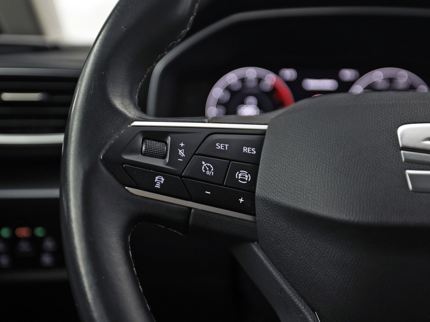 SEAT Leon 1.5 TSI Sport (4 CILINDER, VIRTUAL COCKPIT, APPLE CARPLAY, GROOT NAVI, CAMERA, SPORTSTOELEN, GETINT GLAS, ADAPTIVE CRUISE, NIEUWSTAAT)