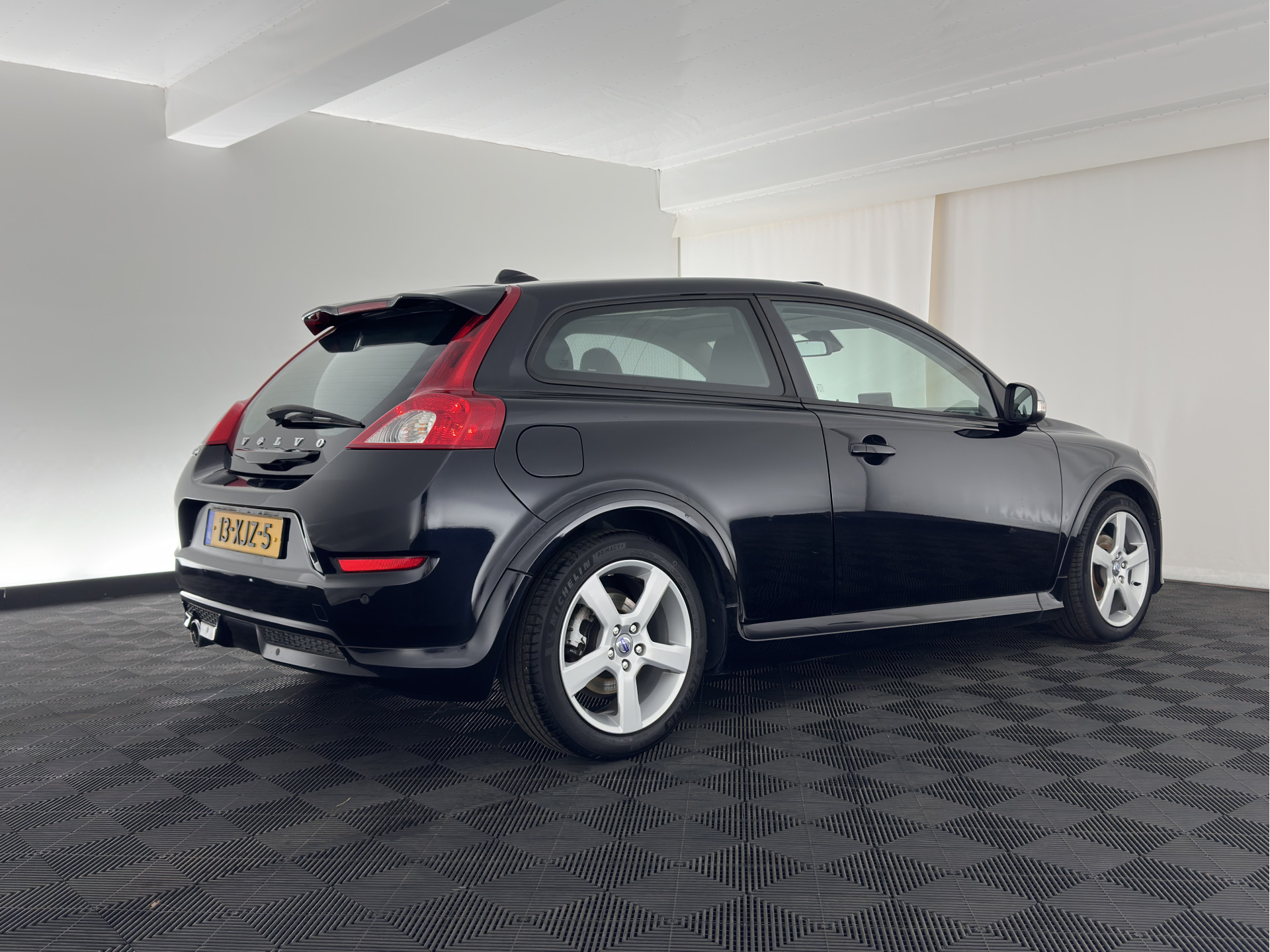 Volvo C30 1.6 D2 R-Design Sport-pack *PANO | BI-XENON | LEATHER-FABRIC | NAVI-FULLMAP | HEATED-SPORTSEATS | ECC | CARBON-INLAY | PDC | PREMIUM-AUDIO | CRUISE | 17''ALU*