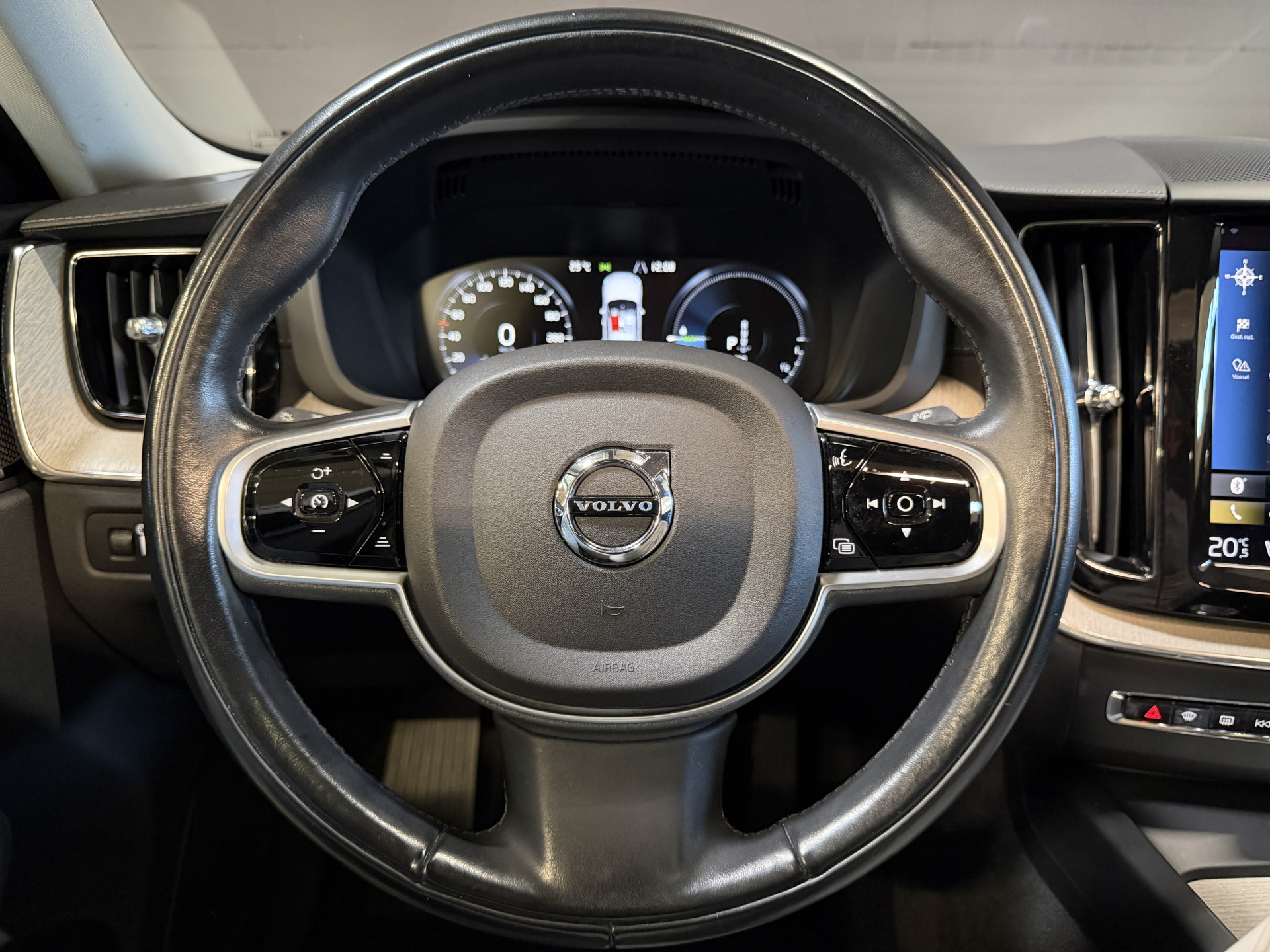Volvo XC60 2.0 Recharge T8 AWD Inscription | Panoramadak | Elektr. trekhaak | Harman/Kardon | Camera | Stoel/stuurverwarming | Adapt. cruise