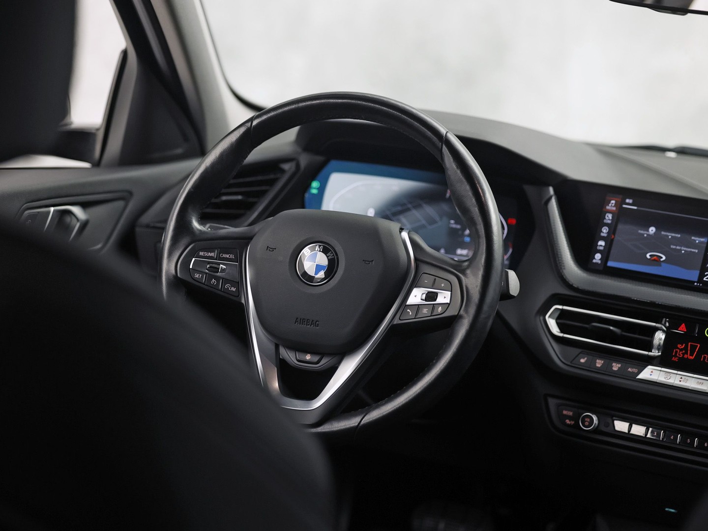 BMW 1 Serie 118i Sport Automaat (APPLE CARPLAY, DEALER ONDERHOUDEN, GROOT NAVI, CAMERA, STUUR/STOELVERWARMING, SPORTSTOELEN, TREKHAAK, GETINT GLAS, ELEK ACHTERKLEP, NIEUWSTAAT)