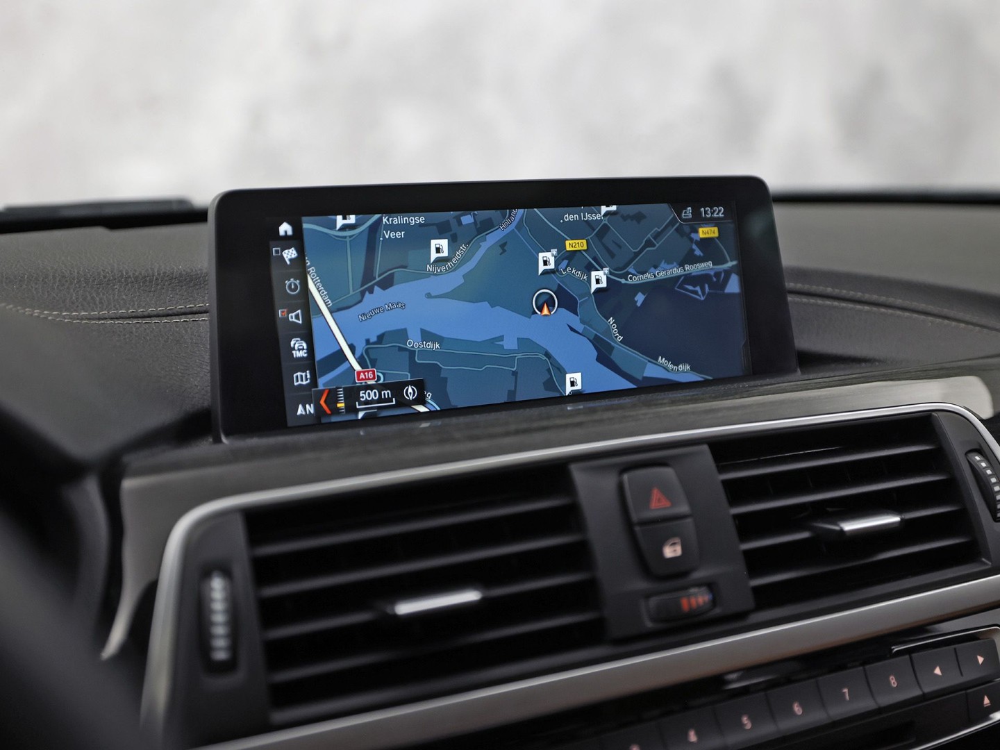 BMW 3 Serie 318i M Sport Automaat (PANORAMADAK, M PAKKET, GROOT NAVI, COGNAC LEDER, STOELVERWARMING, SPORTSTOELEN, VIRTUAL COCKPIT, PARKEERSENSOREN, GETINT GLAS, NIEUWSTAAT)