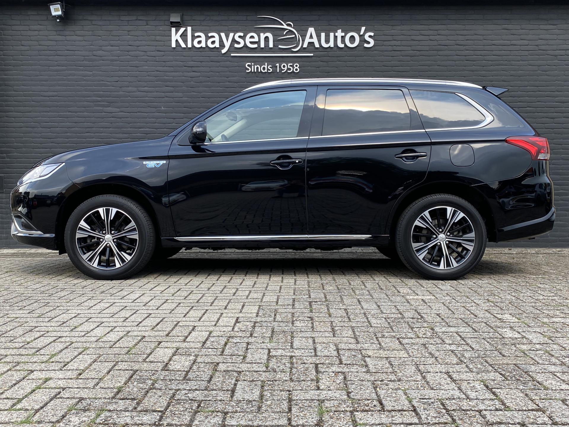 Mitsubishi Outlander 2.4 PHEV Intense+ 4WD 225 pk AUT. | 1e eigenaar | navigatie | trekhaak | elektr. v. stoel | carplay | alcantara