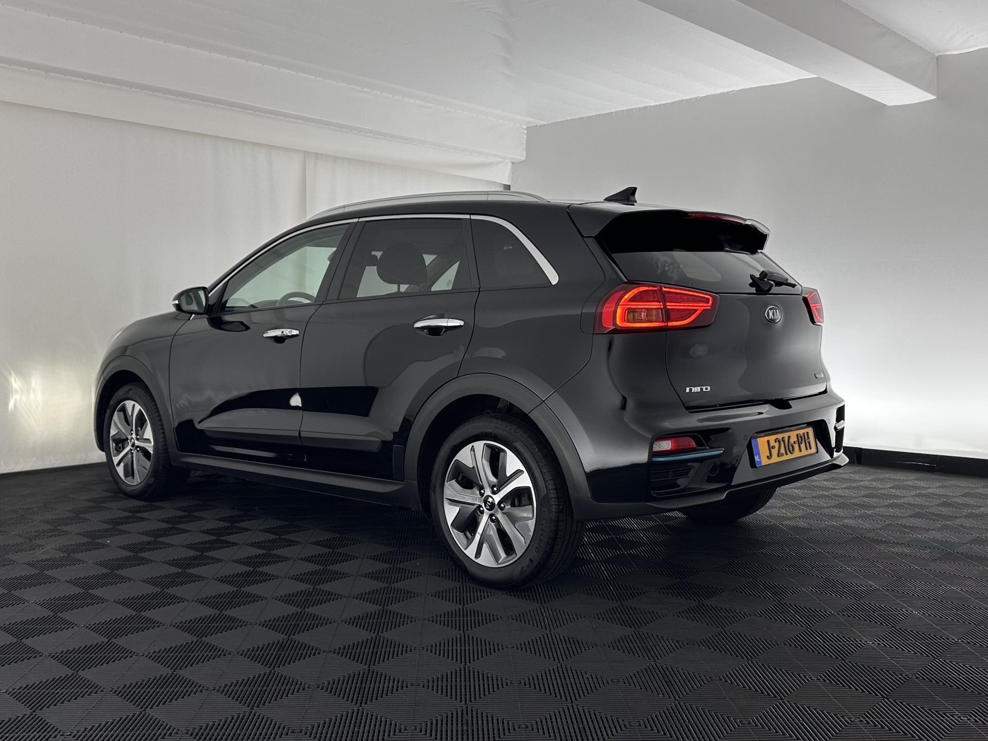 Kia e-Niro ExecutiveLine 64 kWh [ 3-Fase ] {SOH-100%} (INCL-BTW) Aut.*HEATPUMP | LEATHER | FULL-LED | NAVI-FULLMAP | ADAPTIVE-CRUISE | CAMERA | MEMORY-PACK | LANE-ASSIST | HEATED-COMFORTSEATS | SHIFTPADDLES | KEYLESS | DIGI-COCKPIT | PRIVACYGLAS