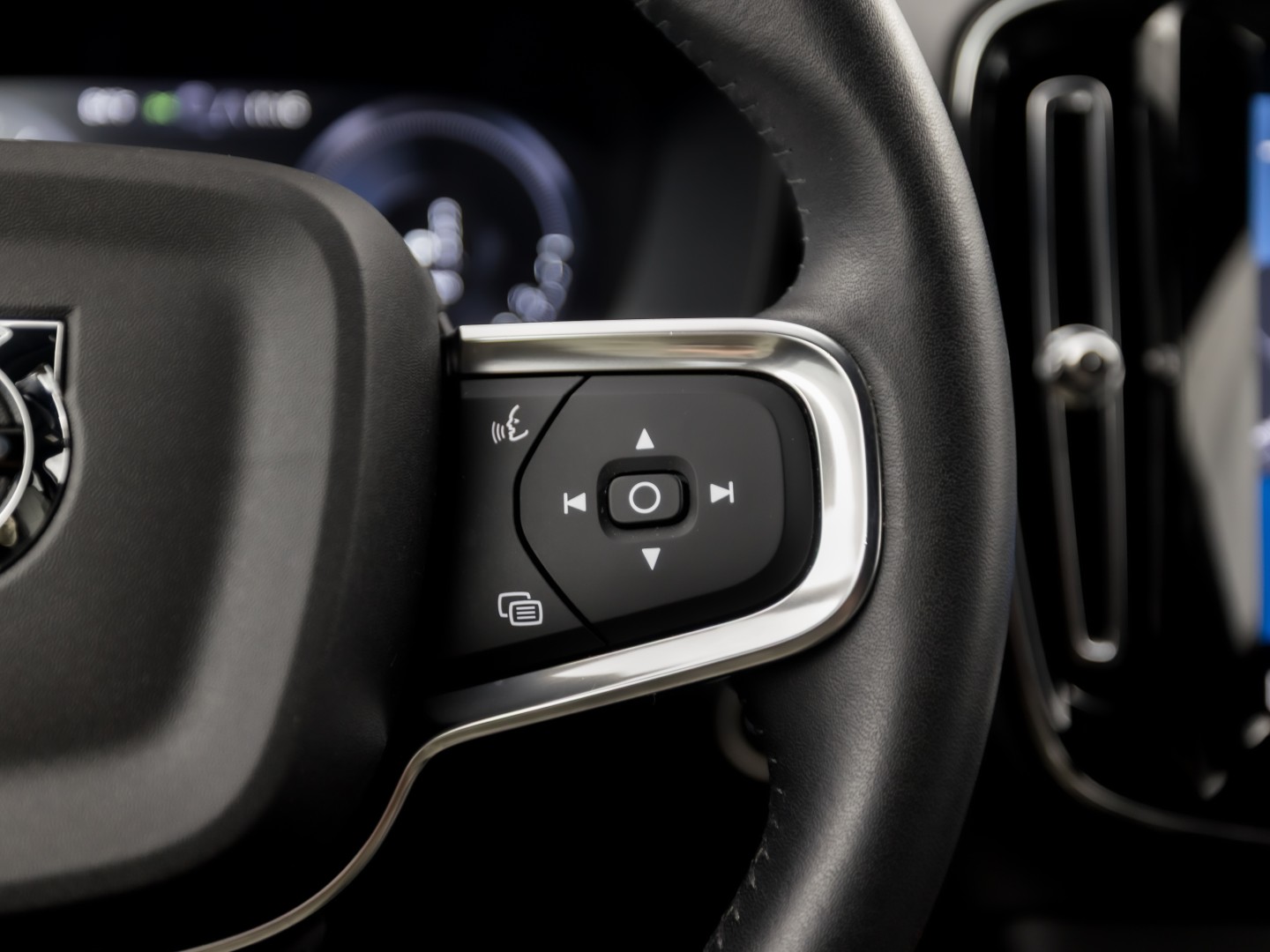 Volvo XC40 1.5 T5 Recharge Sport 262Pk Automaat (BLACK PACK, APPLE CARPLAY, GROOT NAVI, ZWART HEMEL, STUUR/STOELVERWARMING, SPORTSTOELEN, GETINT GLAS, LANE ASSIST, NIEUWE APK, NIEUWSTAAT)
