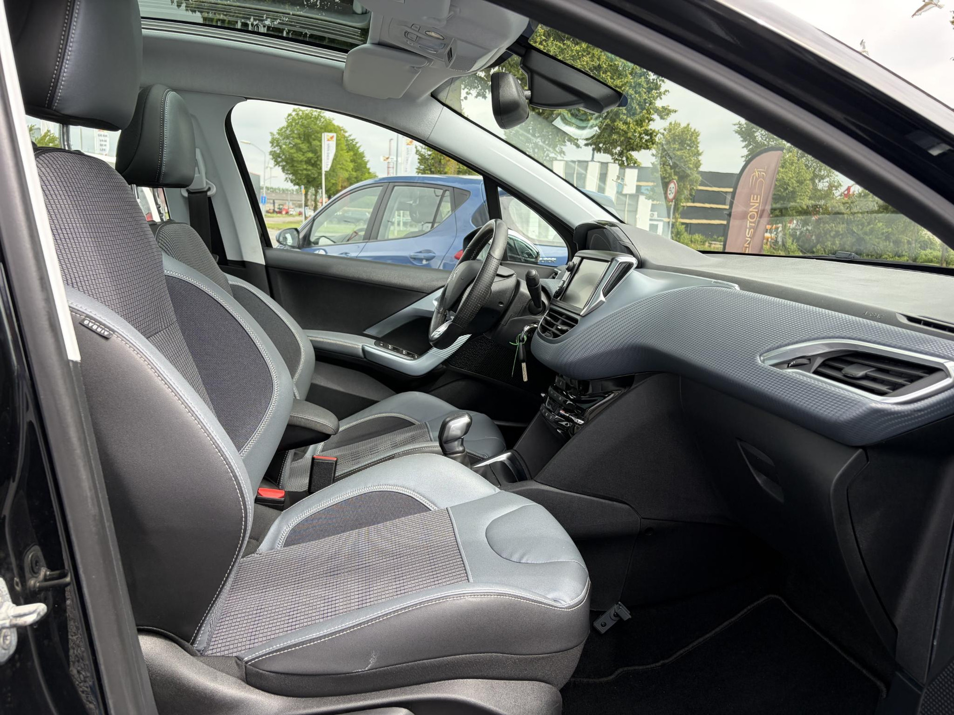 Peugeot 208 1.2 PureTech Allure D-riem vv in 2022,2e Eigenaar,110pk,Dealer Onderhouden,Pano,Carplay,Camera,Clima,Cruise,5 Deurs,Halfleder,Pdc,N.A.P,Lm velgen,Apk tot 05-2027