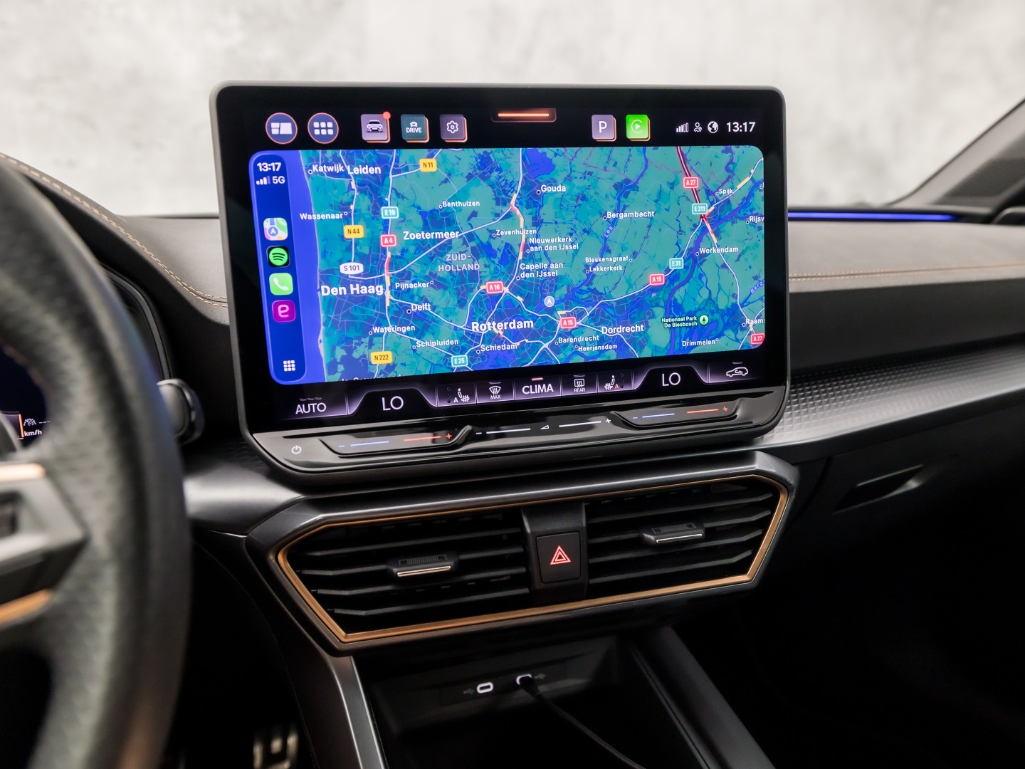 CUPRA Leon 1.5 TSI Sport 150Pk Automaat (APPLE CARPLAY, GROOT NAVI, KUIPSTOELEN, SENNHEISER AUDIO, CAMERA, STUUR/STOELVERWARMING, GETINT GLAS, NIEUWSTAAT)