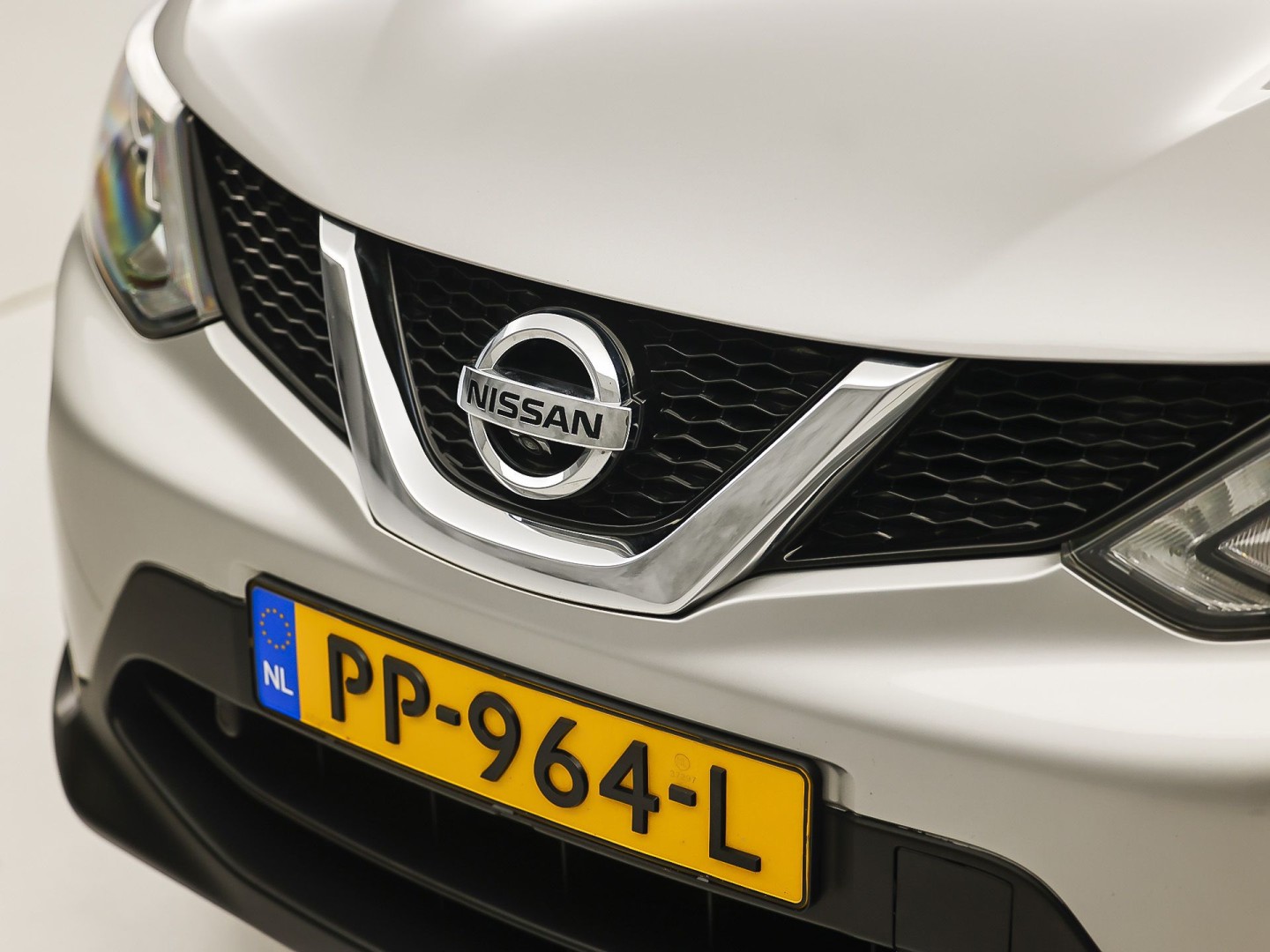 Nissan Qashqai 1.2 N-Connecta Sport (PANORAMADAK, NAVIGATIE, 360 CAMERA, SPORTSTOELEN, GETINT GLAS, TREKHAAK, CRUISE, NIEUWSTAAT)